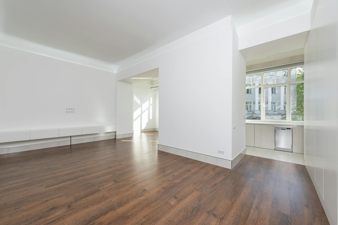 Wohnzimmer mit neuem Laminat und Wände neu gespachtelt