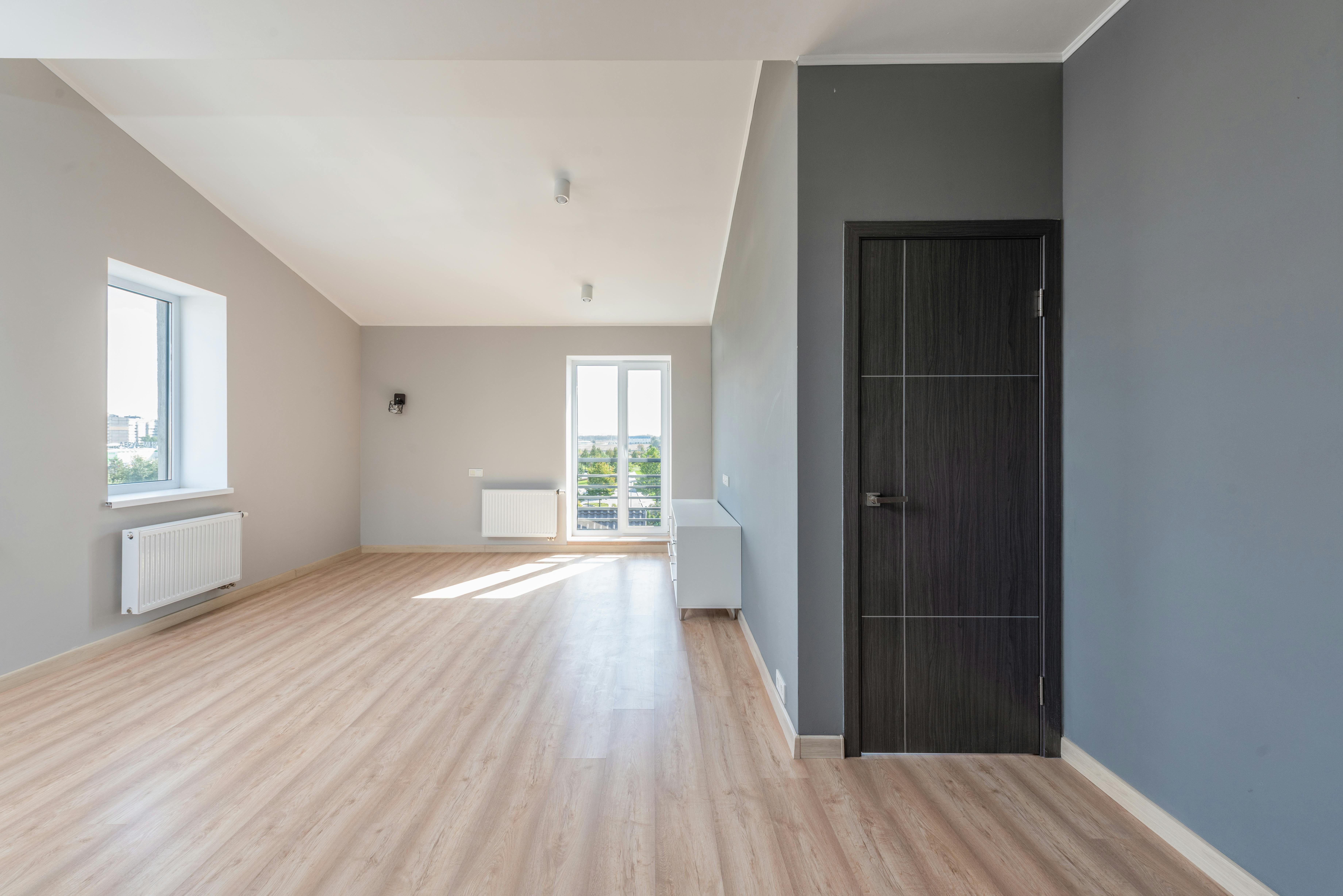 Sanierte Dachgeschoss Zimmer mit neu verspachteltetn wänden und lakierten Fenstern