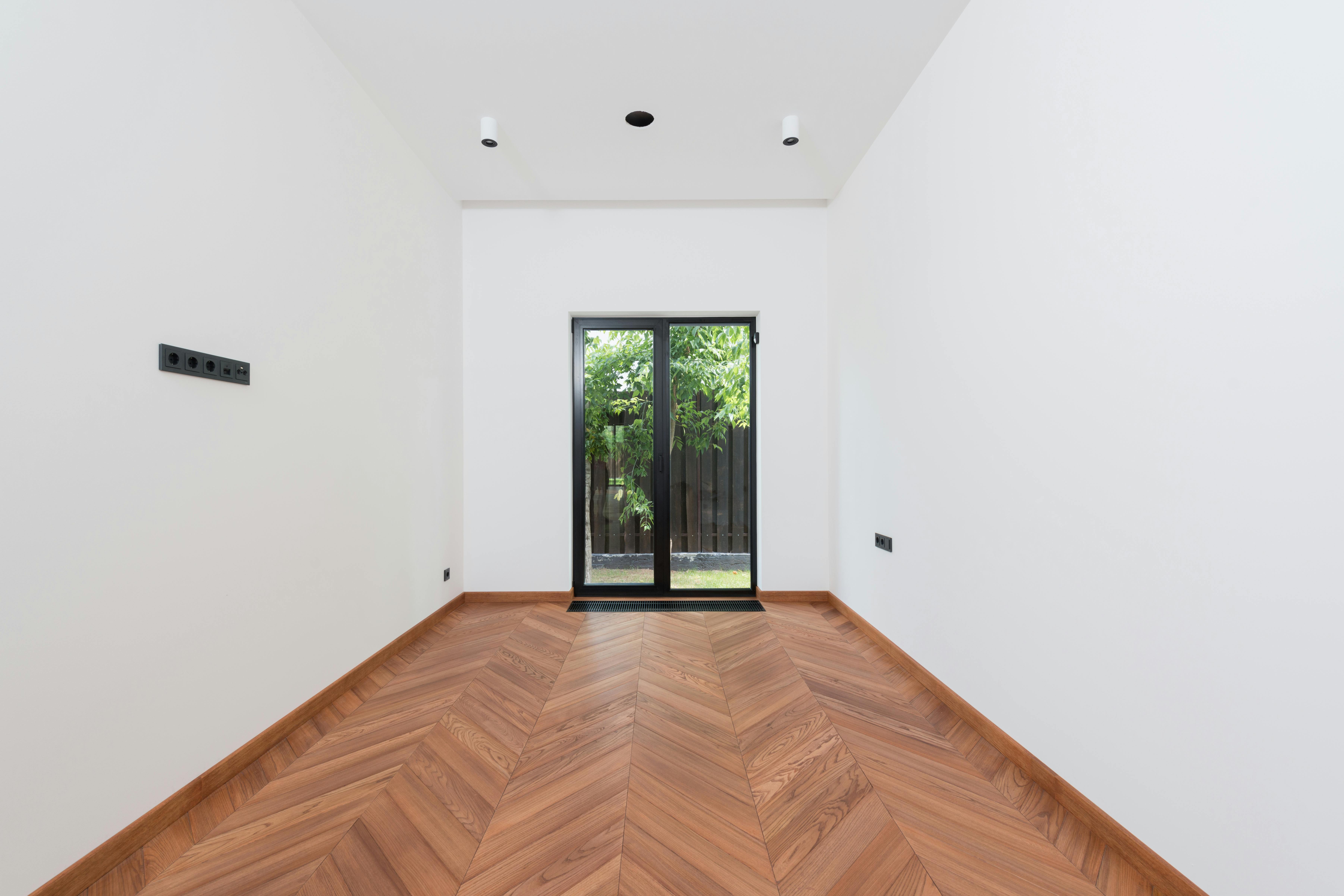 Kinderzimmer mit lakierten Fenstertüren und klassischem Holzboden