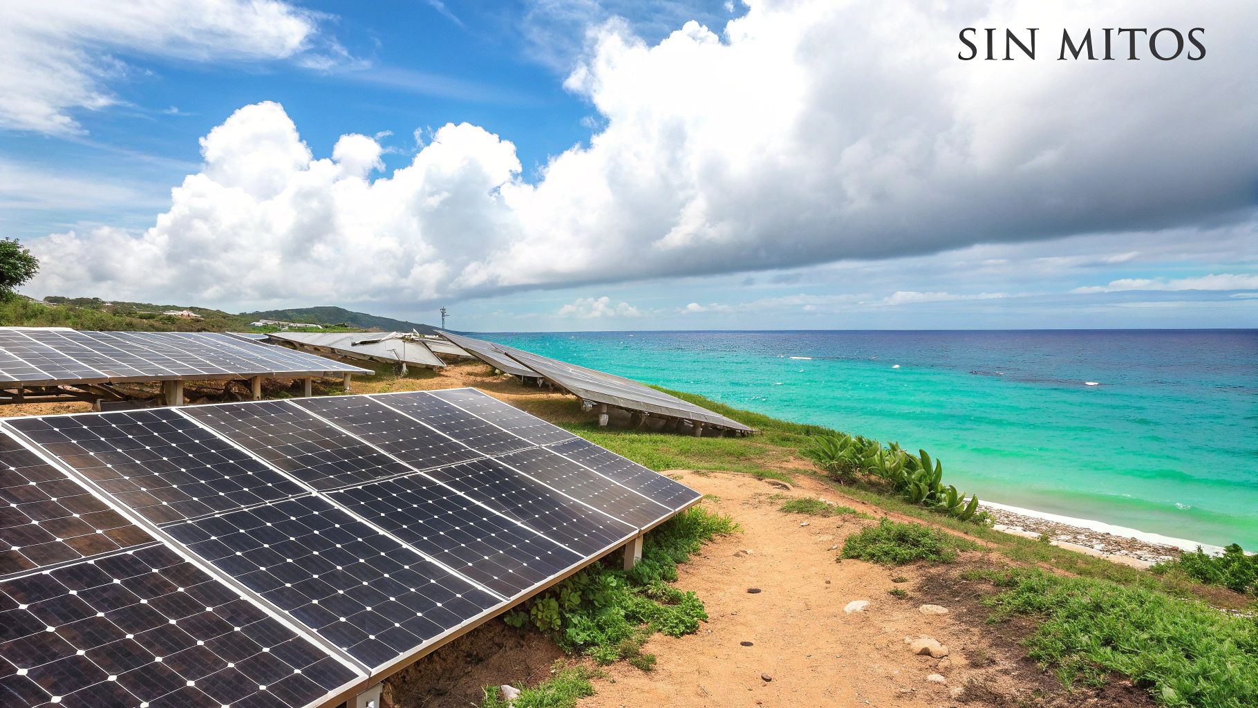 Vista de paneles solares en un techo bajo un cielo parcialmente nublado en la Riviera Maya