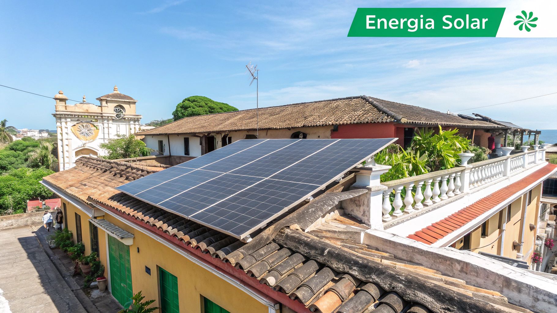 Una instalación de paneles solares en un techo bajo el sol de Yucatán.