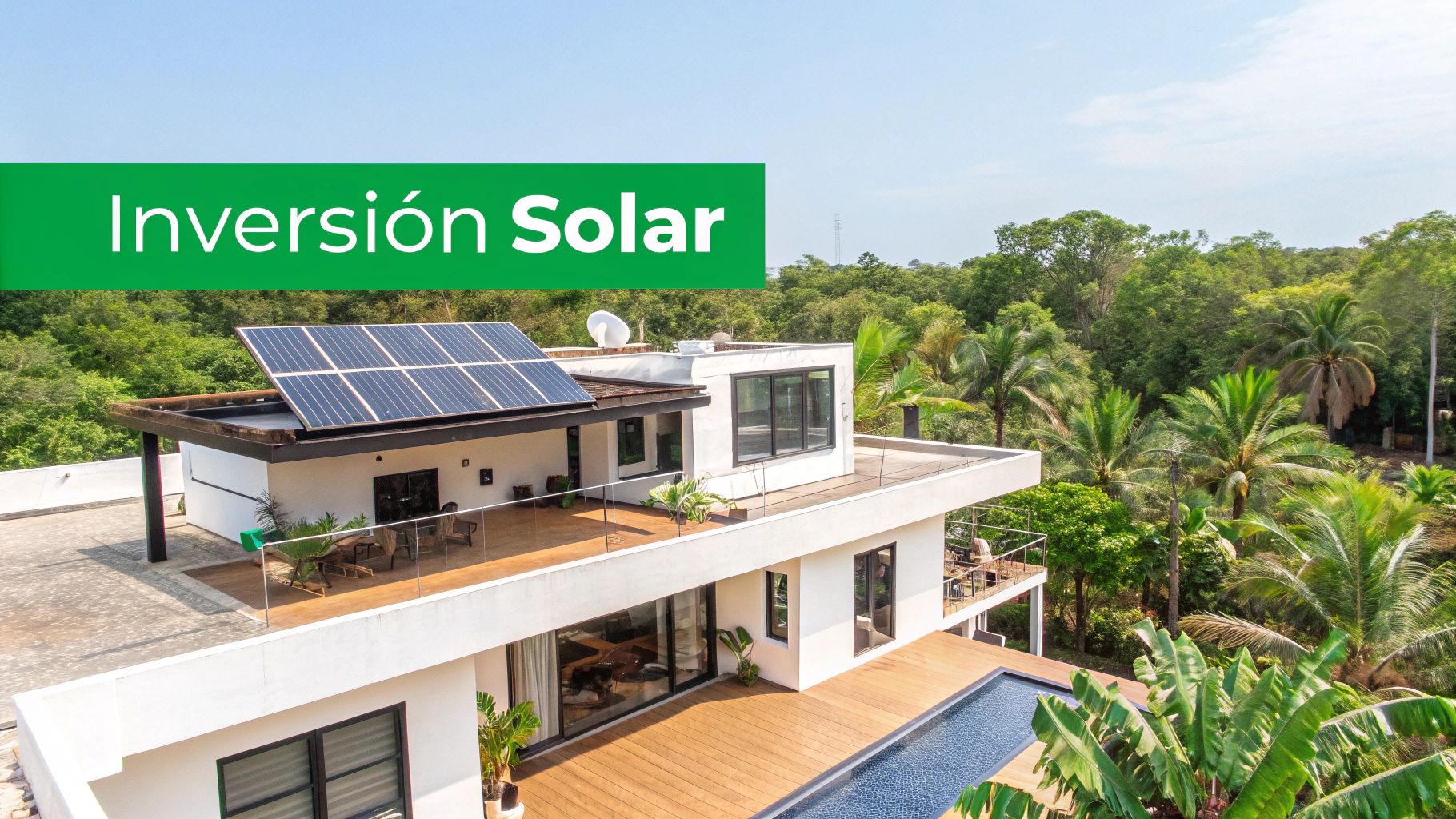 Una casa moderna en Cancún con paneles solares en el techo, rodeada de palmeras.