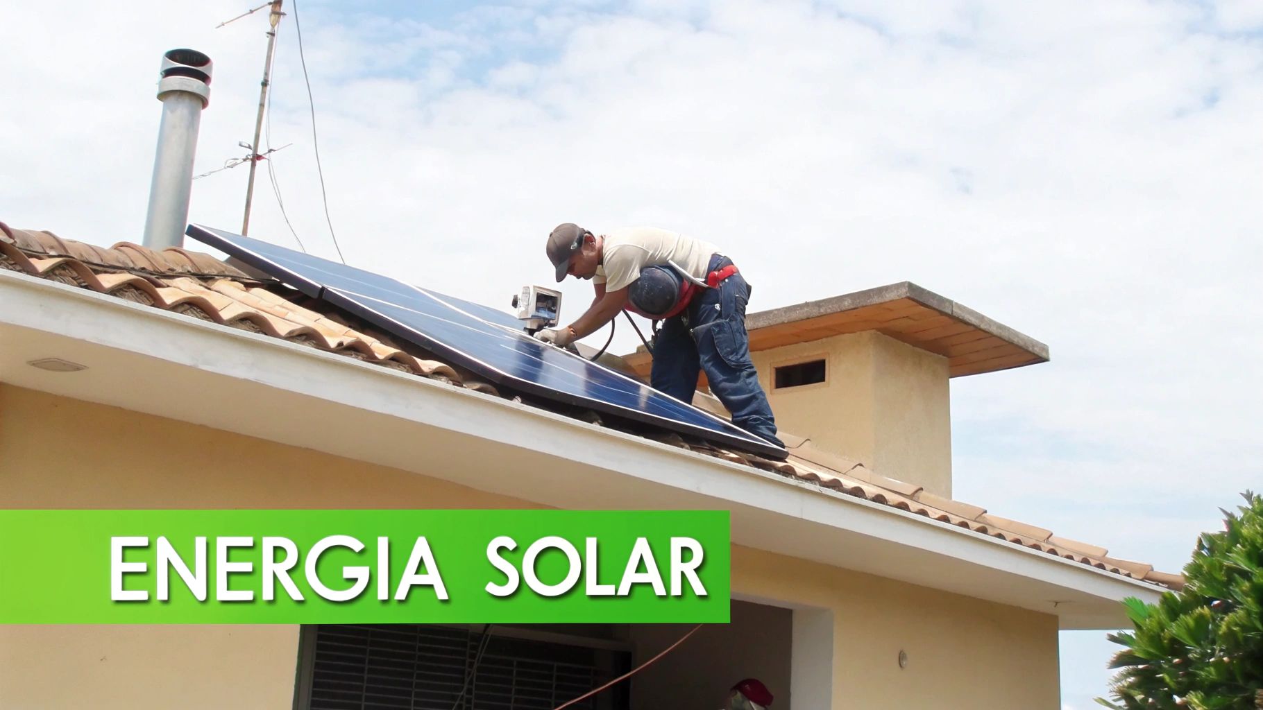 Paneles solares instalados en el techo de una casa en Cancún, Quintana Roo.