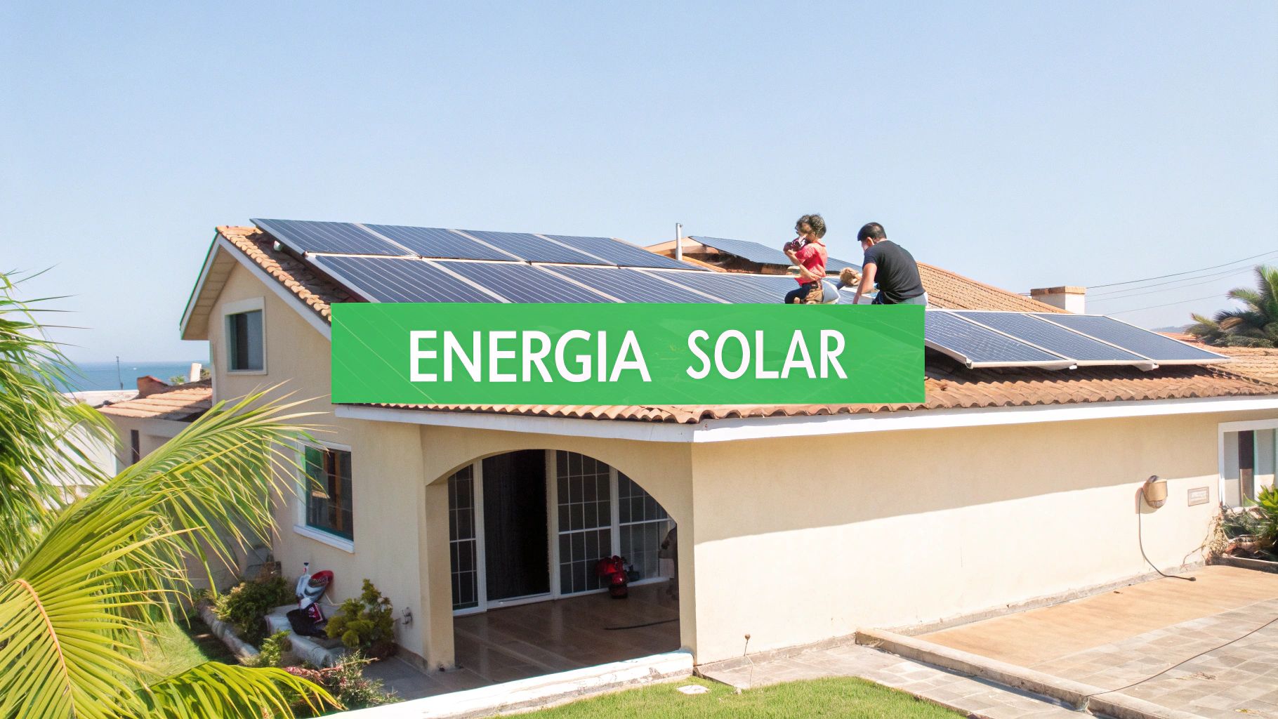 Casa con paneles solares instalados en el techo, con dos personas trabajando en su mantenimiento bajo un cielo azul.