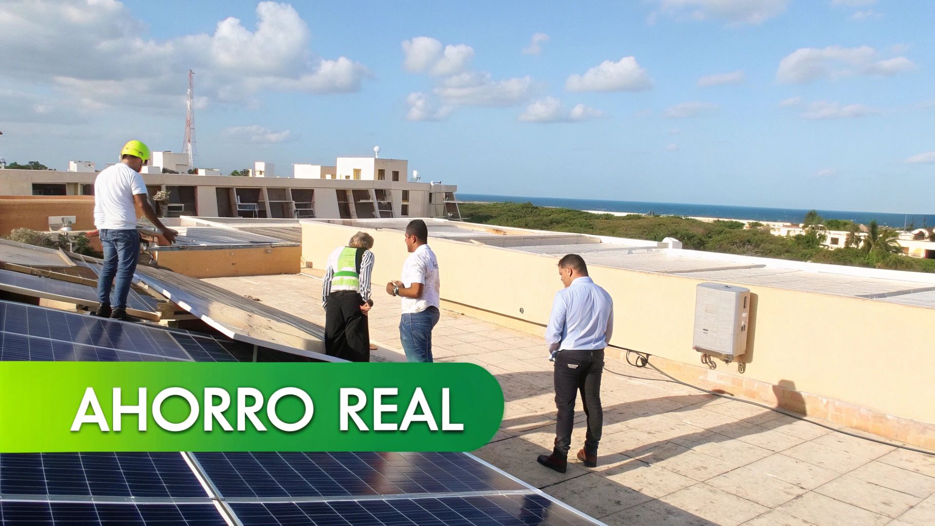 Técnicos en una azotea instalando paneles solares, prometiendo un ahorro real y energía limpia.