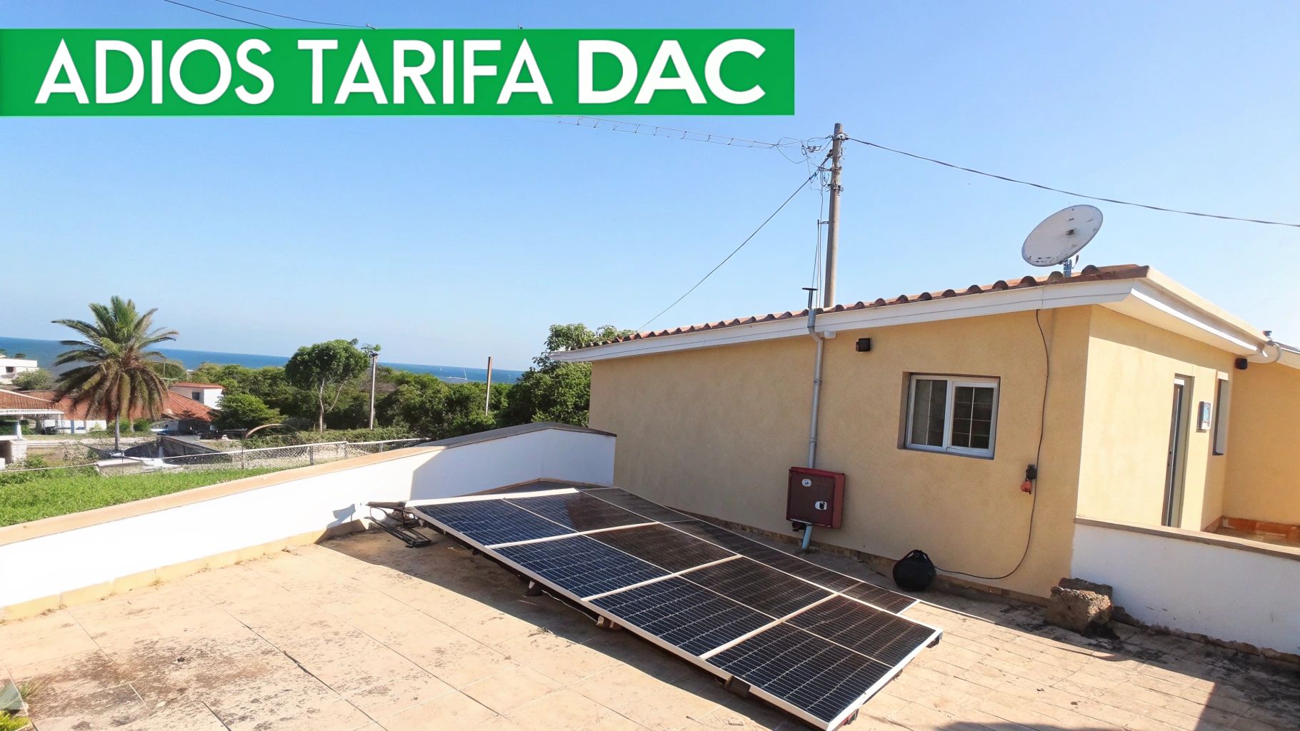Paneles solares instalados en la azotea de una casa con vistas al mar, promoviendo energía limpia y ahorro.