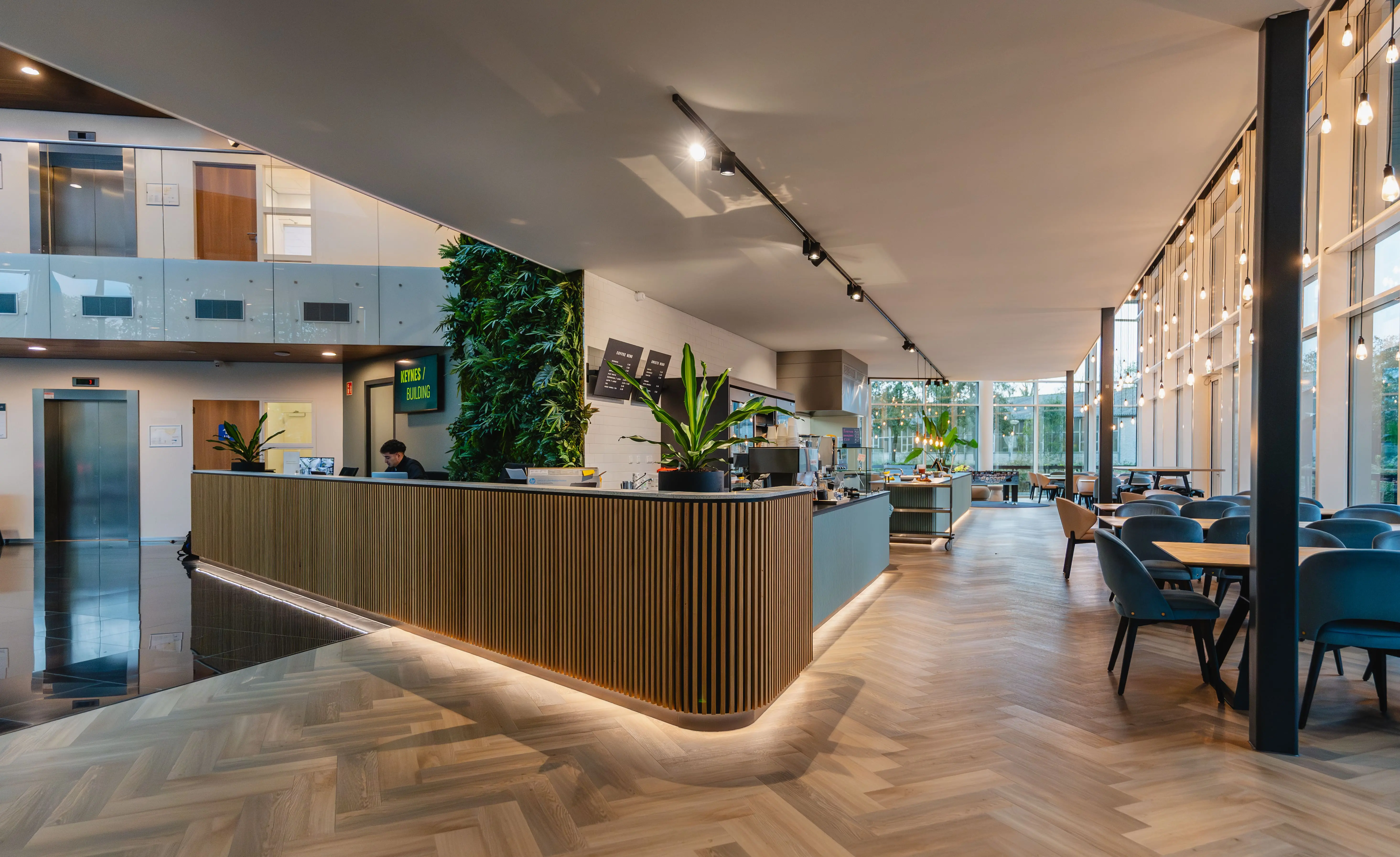 Foto 11, Receptiebalie en lunchruimte-min.webp