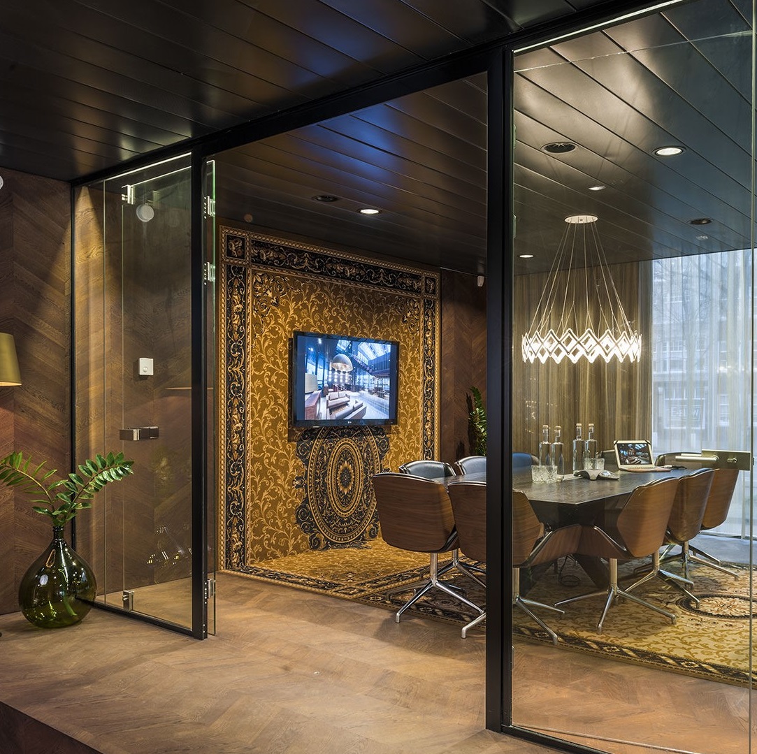 Boardroom Okinawa (Japan)verkleind.jpg