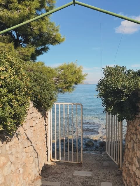 For sale in Epidavros !! Living by the sea •  beach estates & direct access beach front by private gate • 130 sqm buildings • 4000 sqm mature Mediterranean garden • panoramic sea & montain views • 5 bedrooms • renovation project 