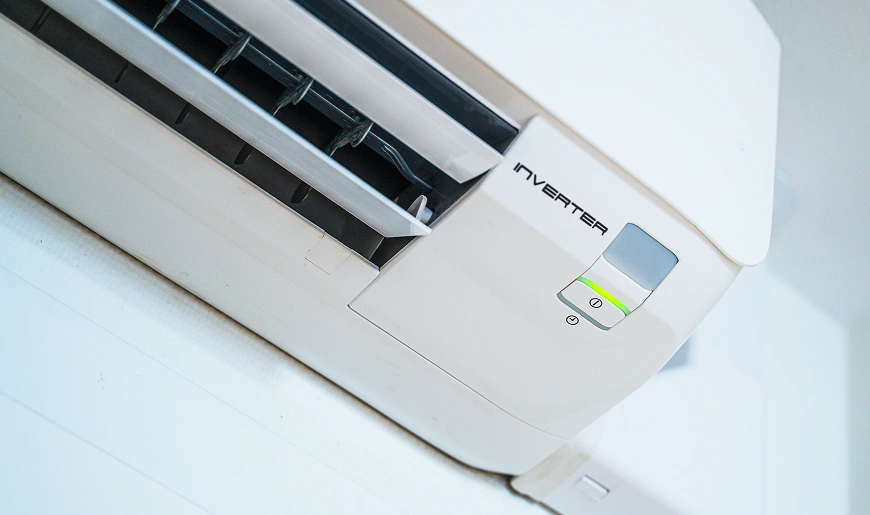 Binnenunit van een airconditioningsysteem gemonteerd aan de muur.