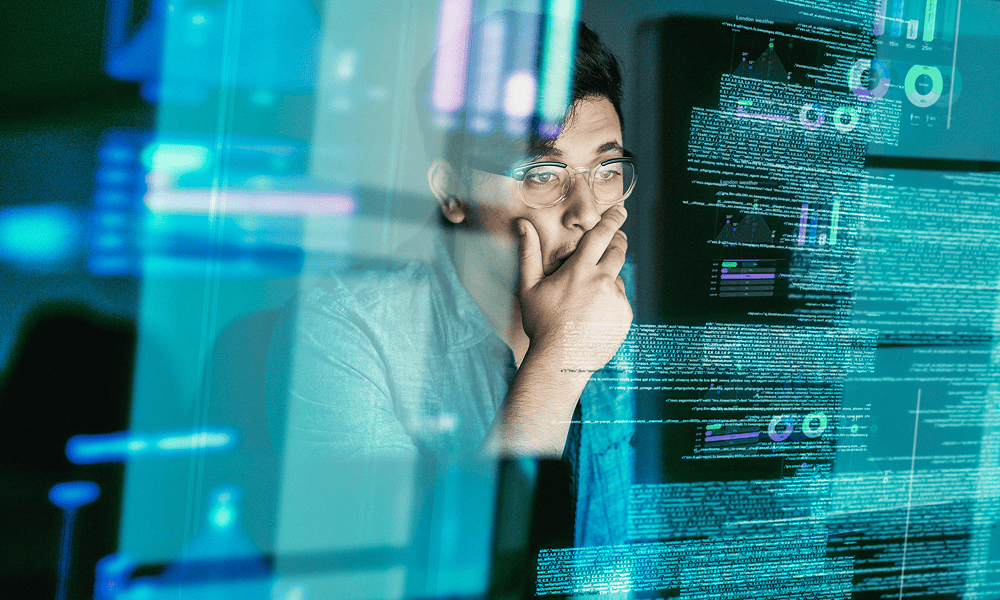 Entwickler prüft konzentriert Code und Datenstrukturen während einer Datenmigration