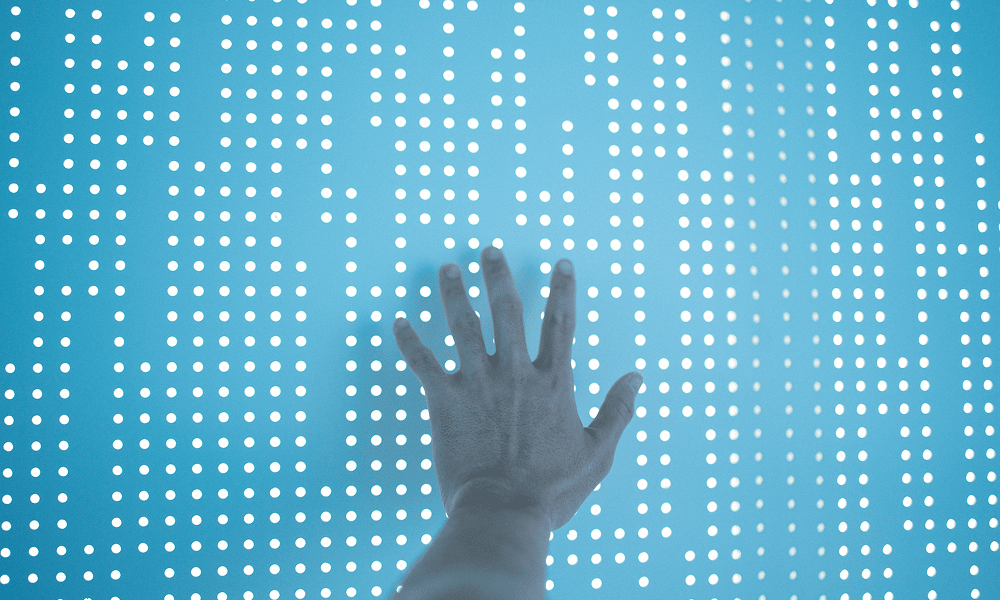 Hand berührt eine Wand aus Datenpunkten – Symbol für strukturierte Daten in der Datenmigration