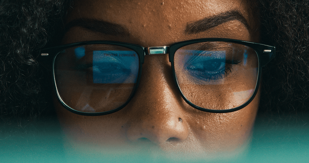 Konzentrierter Blick auf gespiegelte Bildschirmdaten – DataBridge verbindet Systeme bei der Datenmigration