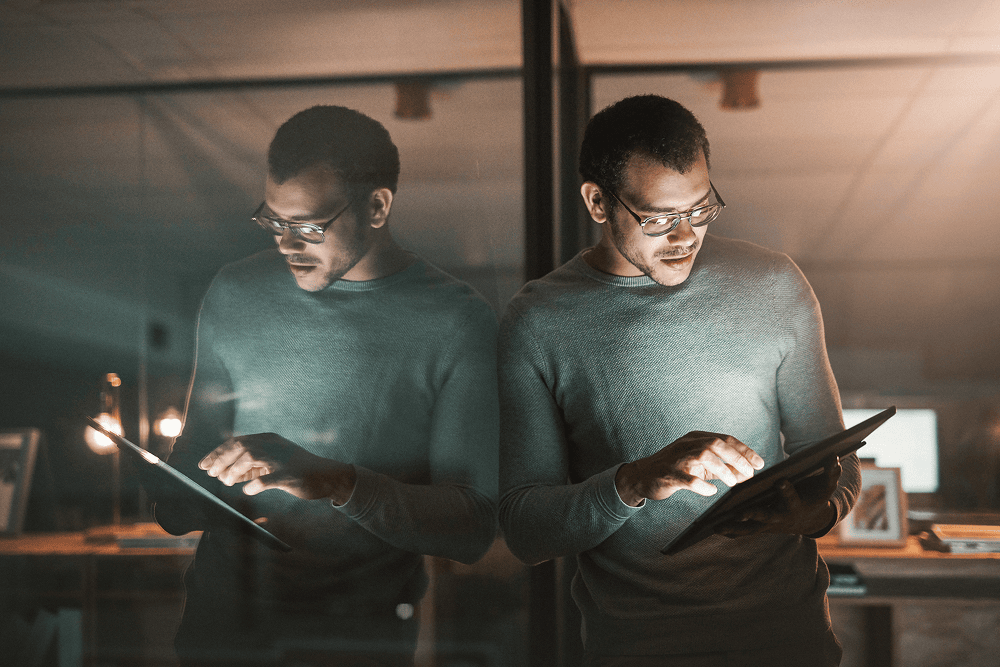 Konzentrierte Arbeit am Tablet mit Spiegelung – Datenintegration in der Praxis bei dacon