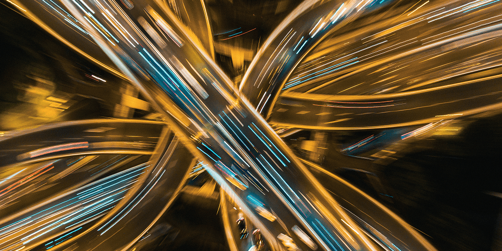 Dynamische Lichtspuren eines Verkehrsknotens – Symbolbild für Innovation und Fortschritt bei dacon
