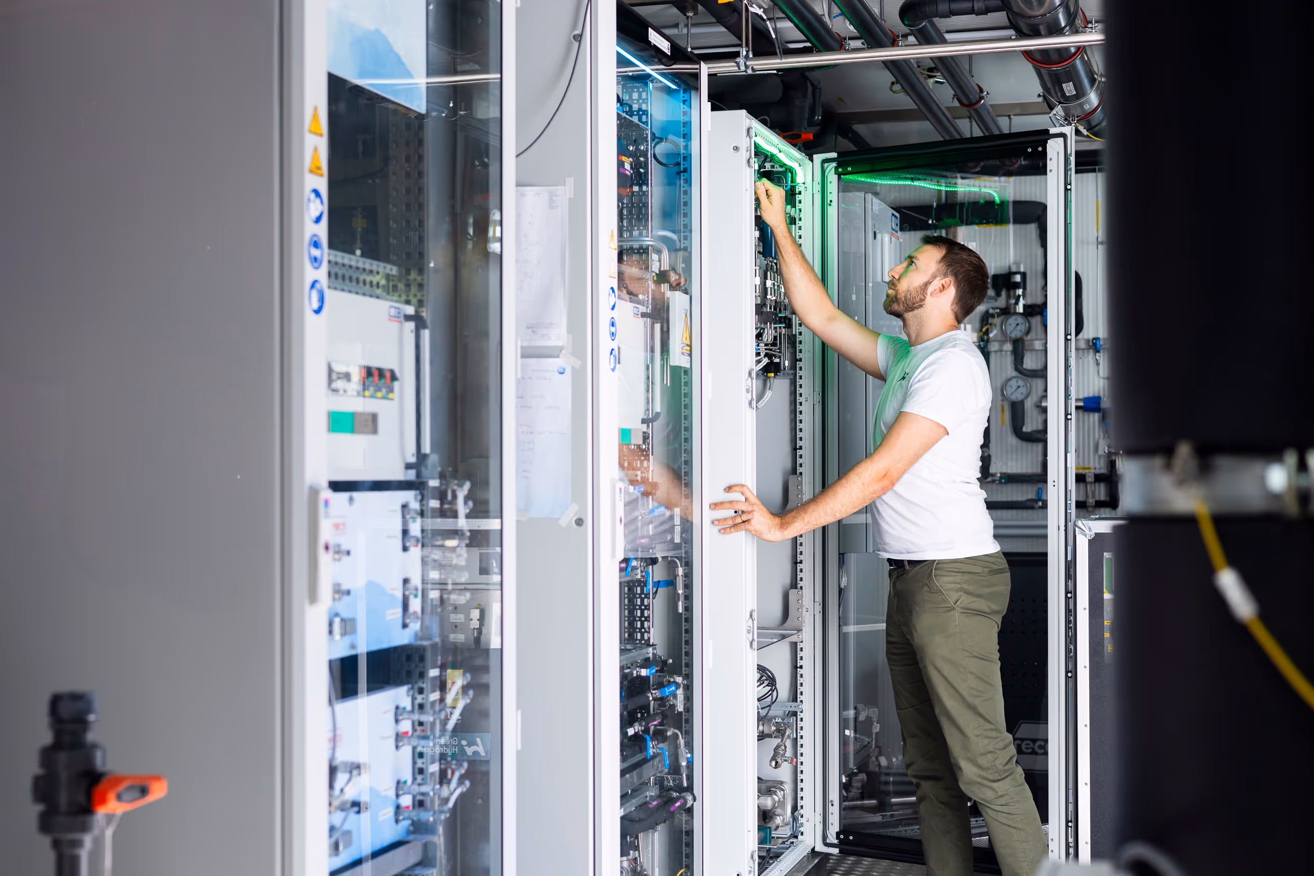 Techniker von H2i beim der Überwachung von Testwerten