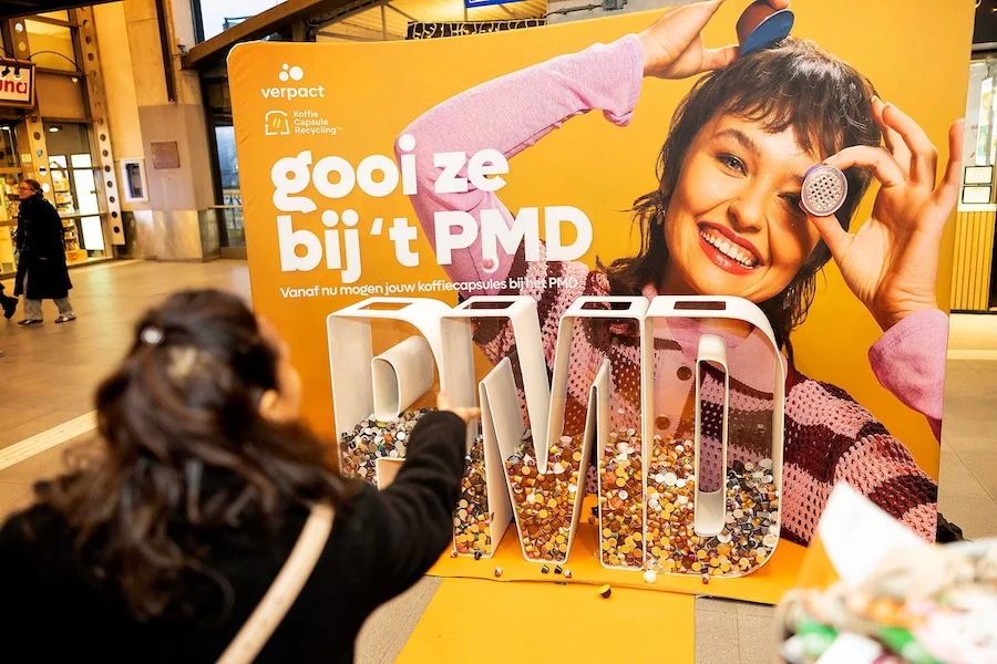 Scherm van de nieuwe campagne 'Gooi ze bij het PMD’ moedigt koffiedrinkers aan om capsules bij het PMD te gooien (© Guus Schoonewille)