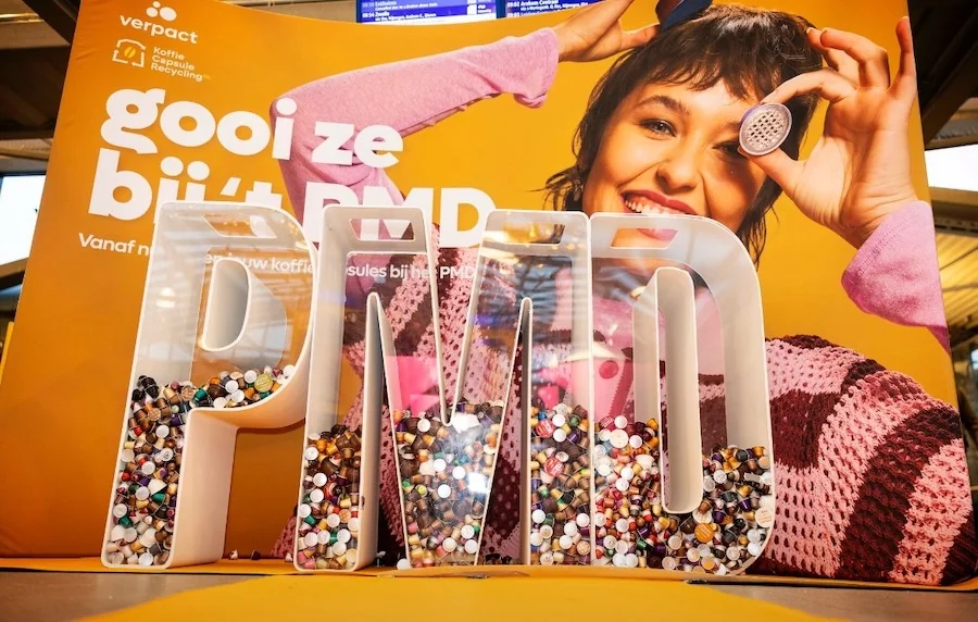 Nieuwe campagne 'Gooi ze bij het PMD’ moedigt koffiedrinkers aan om capsules bij het PMD te gooien © Guus Schoonewille