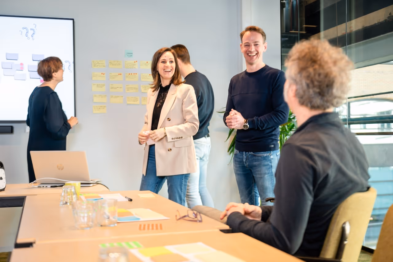 Een Design Sprint team dat stemt op de belangrijkste challenges