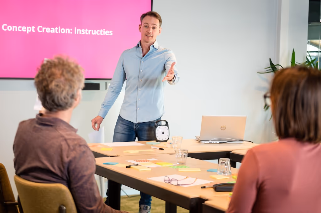 Een team in een innovatieve workshop onder begeleiding van een facilitator