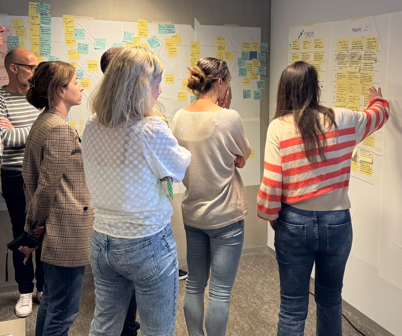 Strategy Sprint team bekijkt verschillende post-its