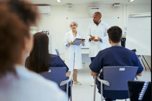 Professionnel de santé animant une conférence de prévention devant des salariés