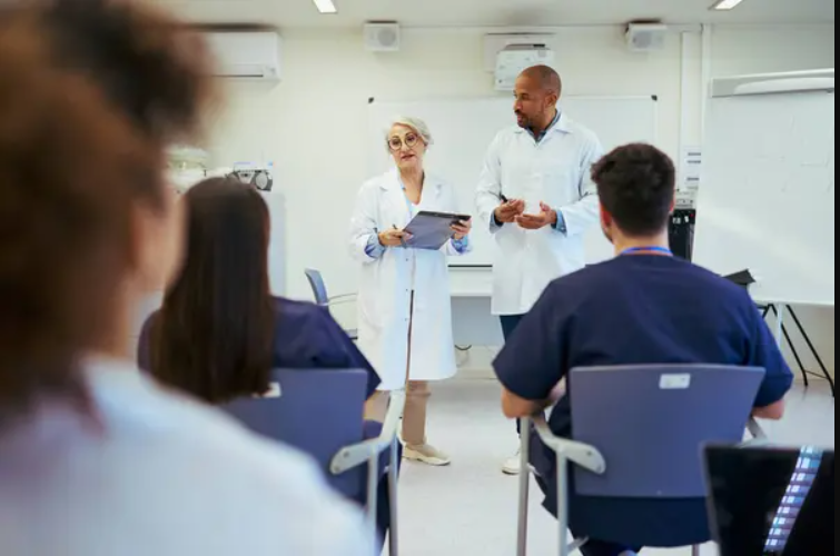 Professionnel de santé animant une conférence de prévention devant des salariés