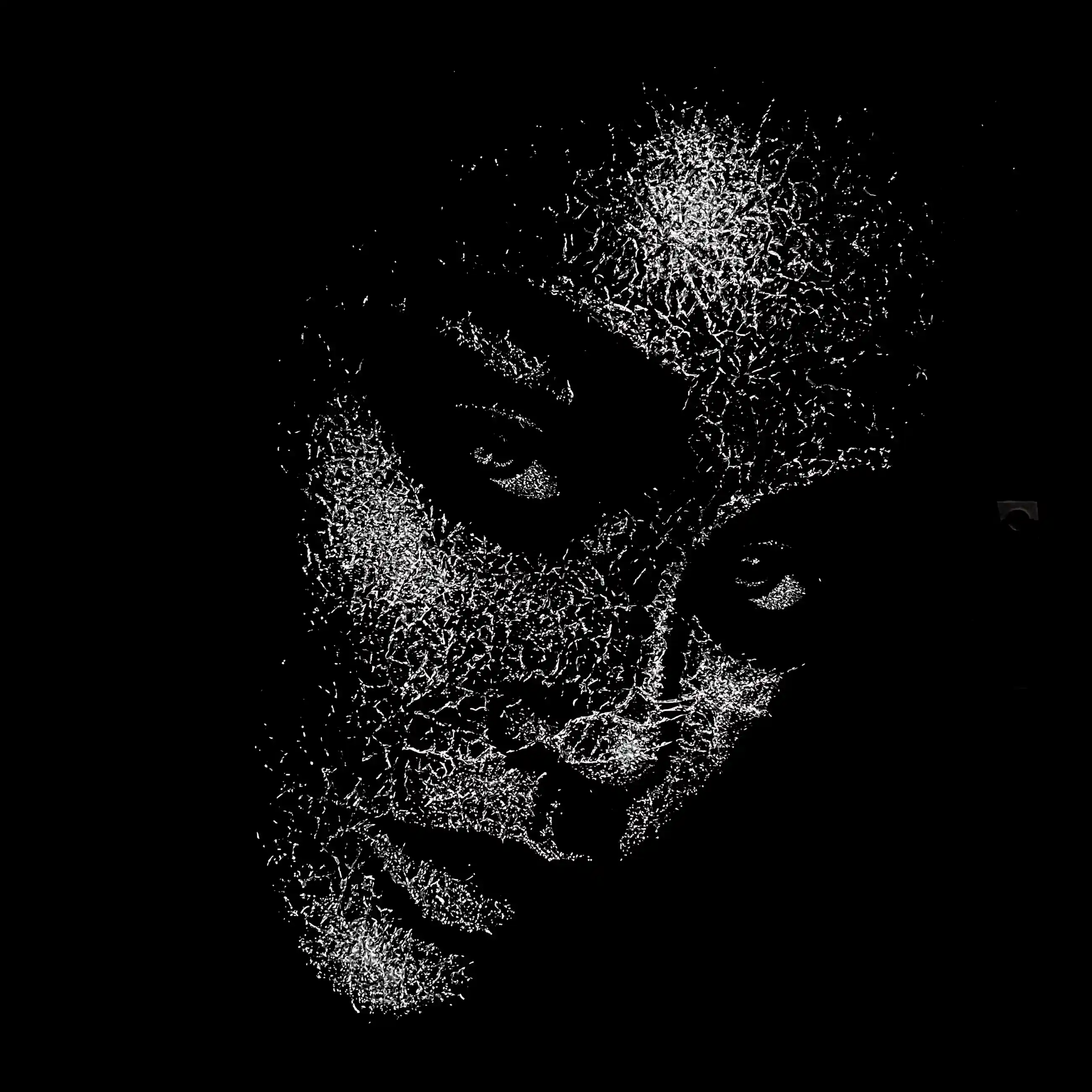 Silhouette féminine sculptée en verre feuilleté brisé, éclats lumineux sur fond noir, style contemporain.