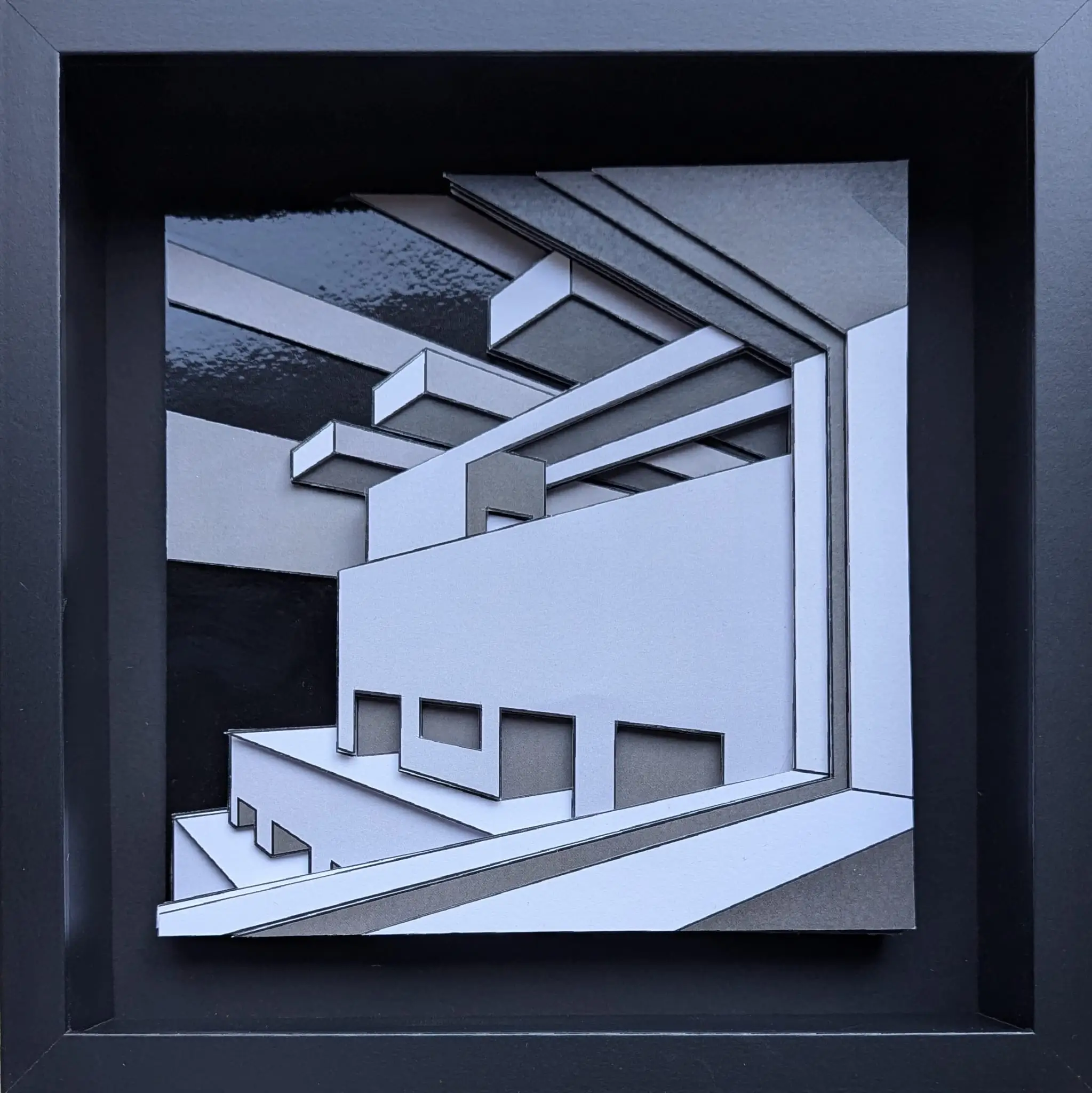 Relief en noir et blanc, composition architecturale moderne aux lignes épurées et jeux de perspectives.