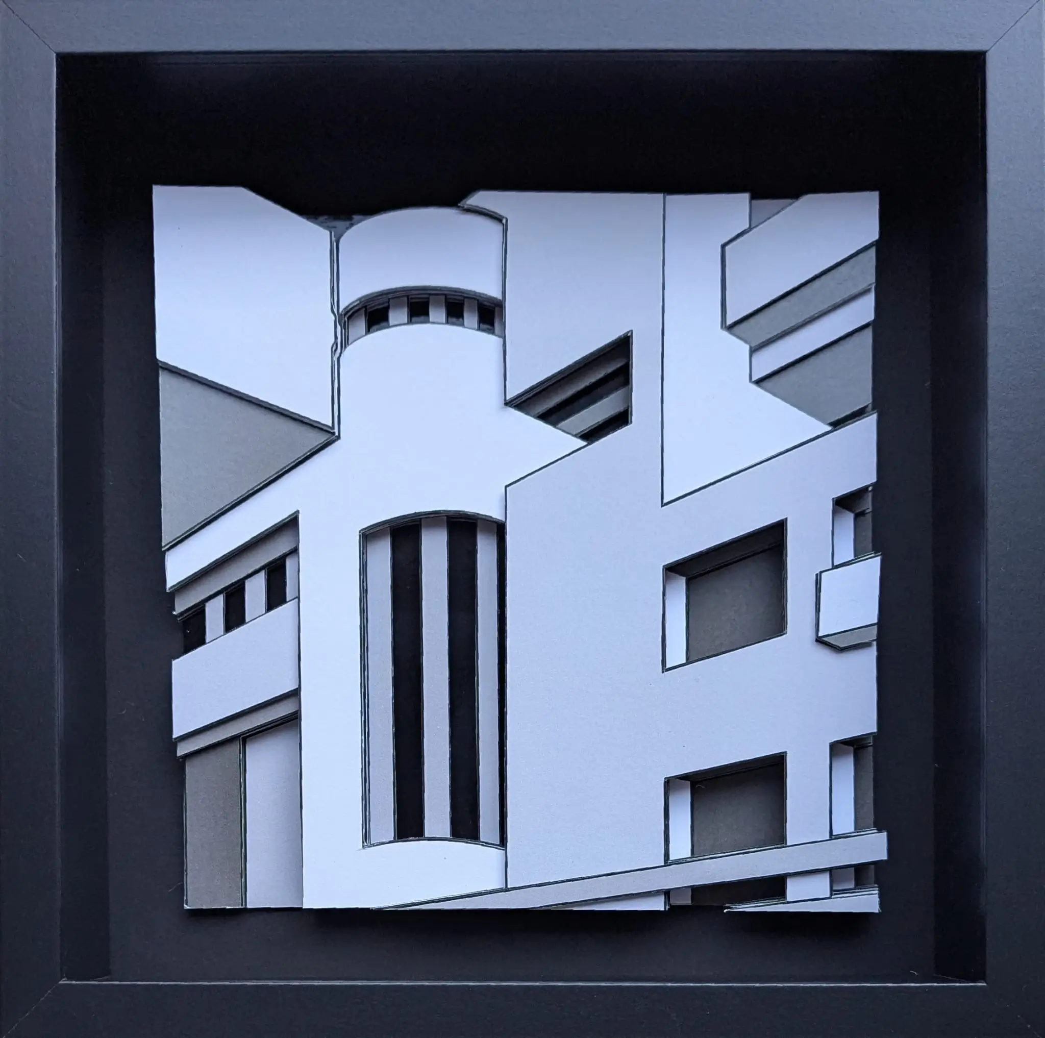 Composition architecturale en relief noir et blanc, formes géométriques et contraste minimaliste, art contemporain.