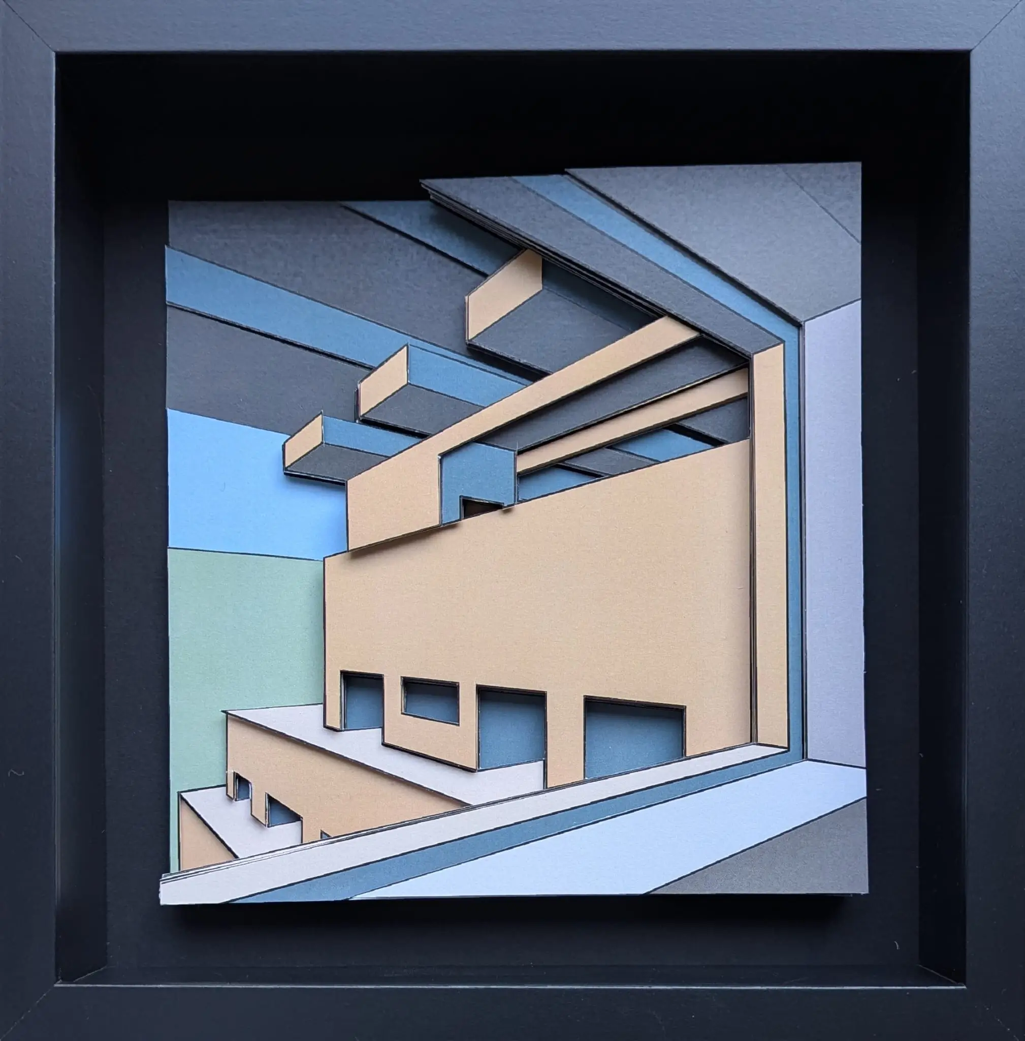 Relief aux tons sable, bleu pastel et gris, lignes architecturales et style géométrique, art contemporain.