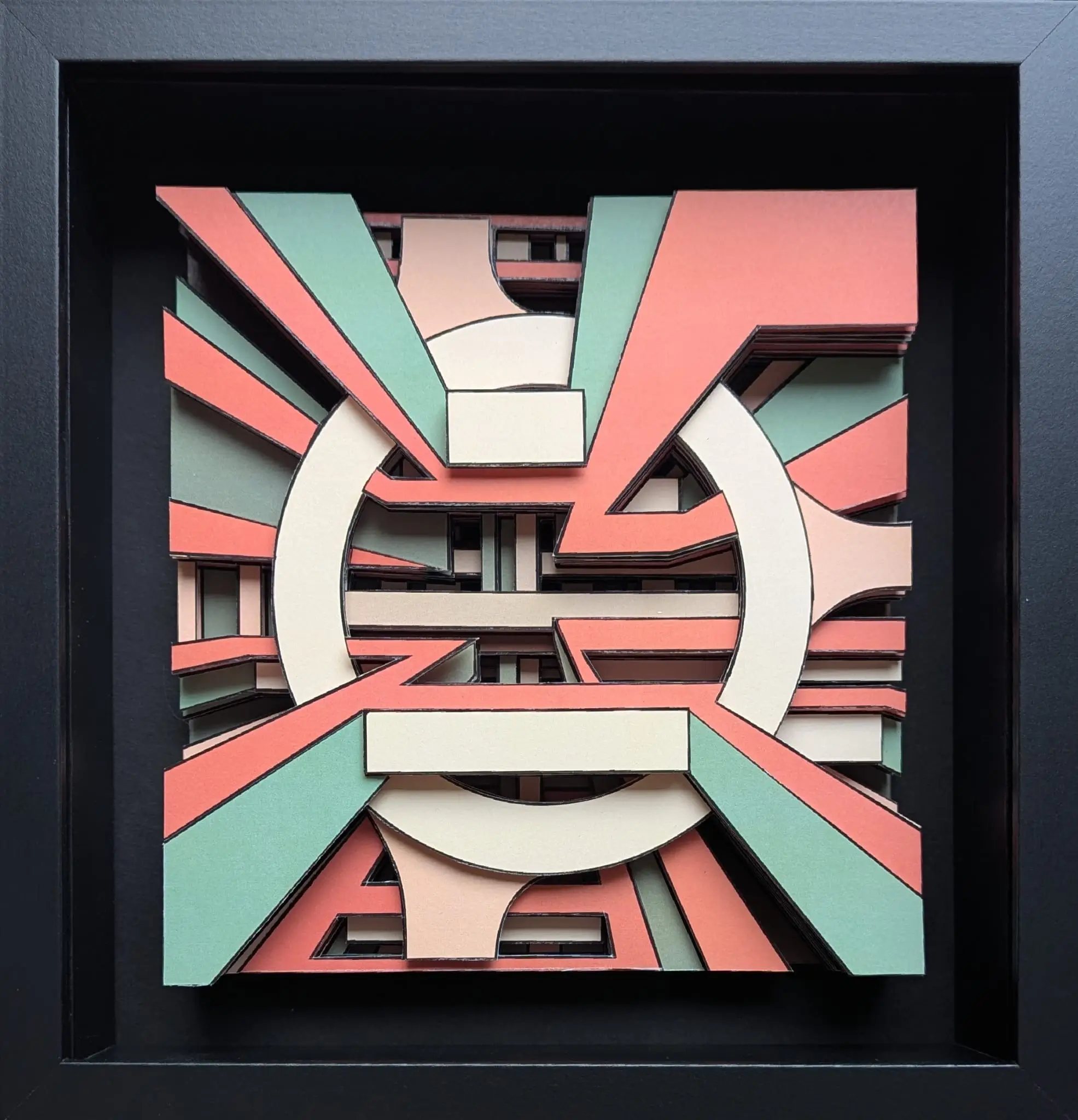Relief en papier corail, vert sauge et beige, composition géométrique rayonnante à l’inspiration architecturale.