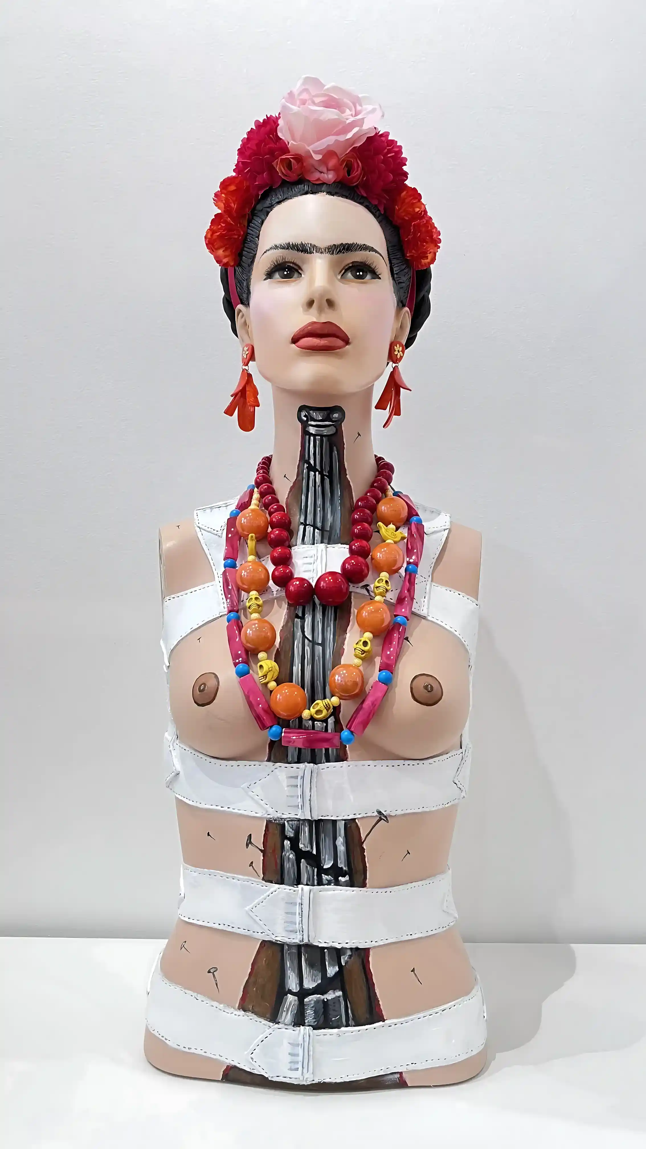 Mannequin buste réinterprété en hommage à Frida Kahlo, couleurs vibrantes, motifs, colonne brisée stylisée.