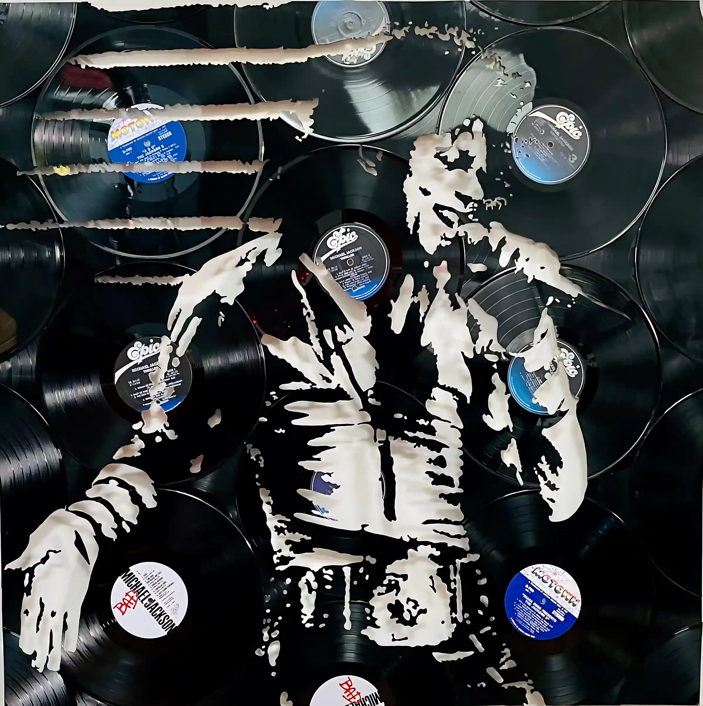 Portrait de Michael Jackson sculpté dans des disques vinyles noirs, assemblage sur verre, hommage musical iconique.