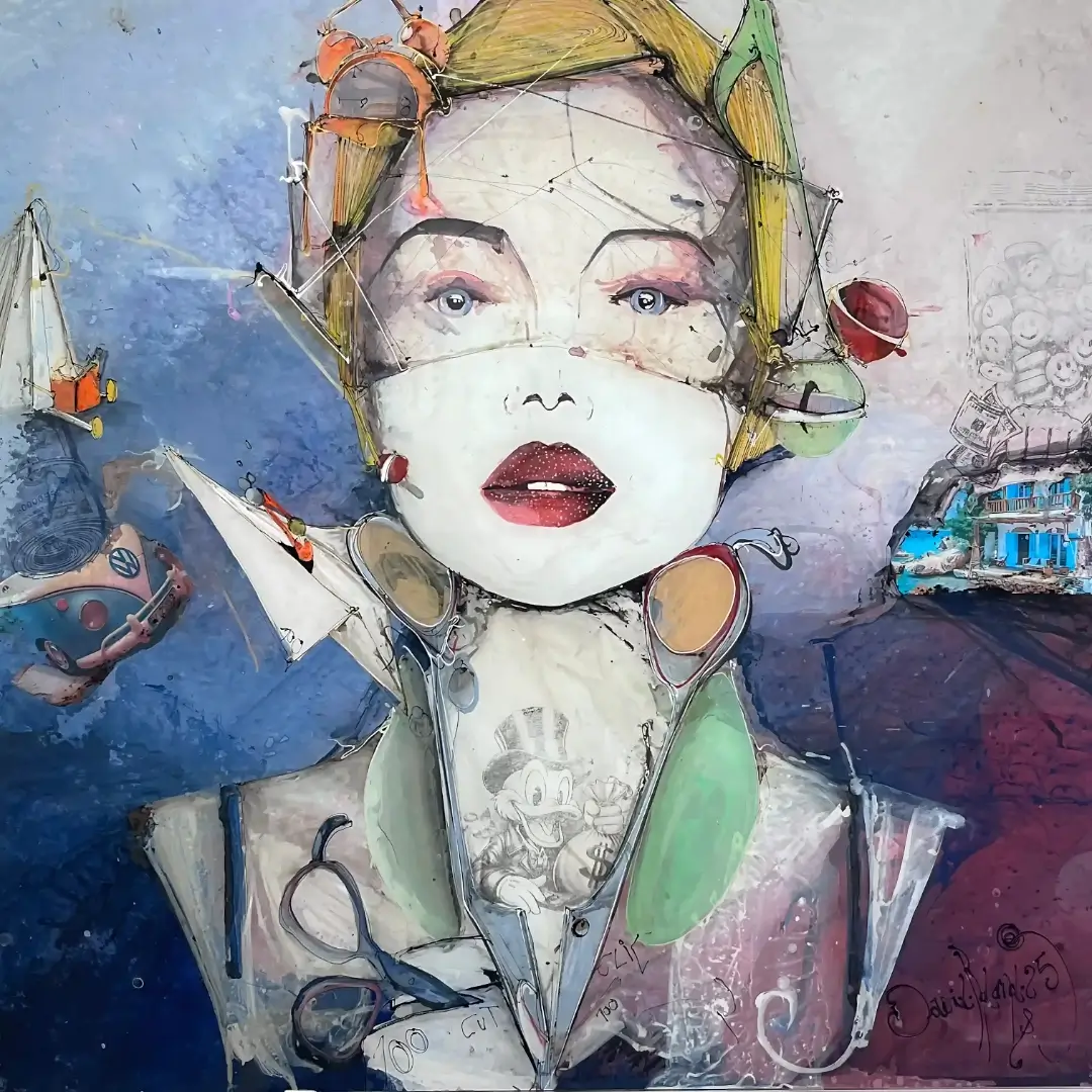 Portrait et collage aux tons rose, bleu et vert, visage féminin, éléments pop et textures mixtes sur fond vaporeux.