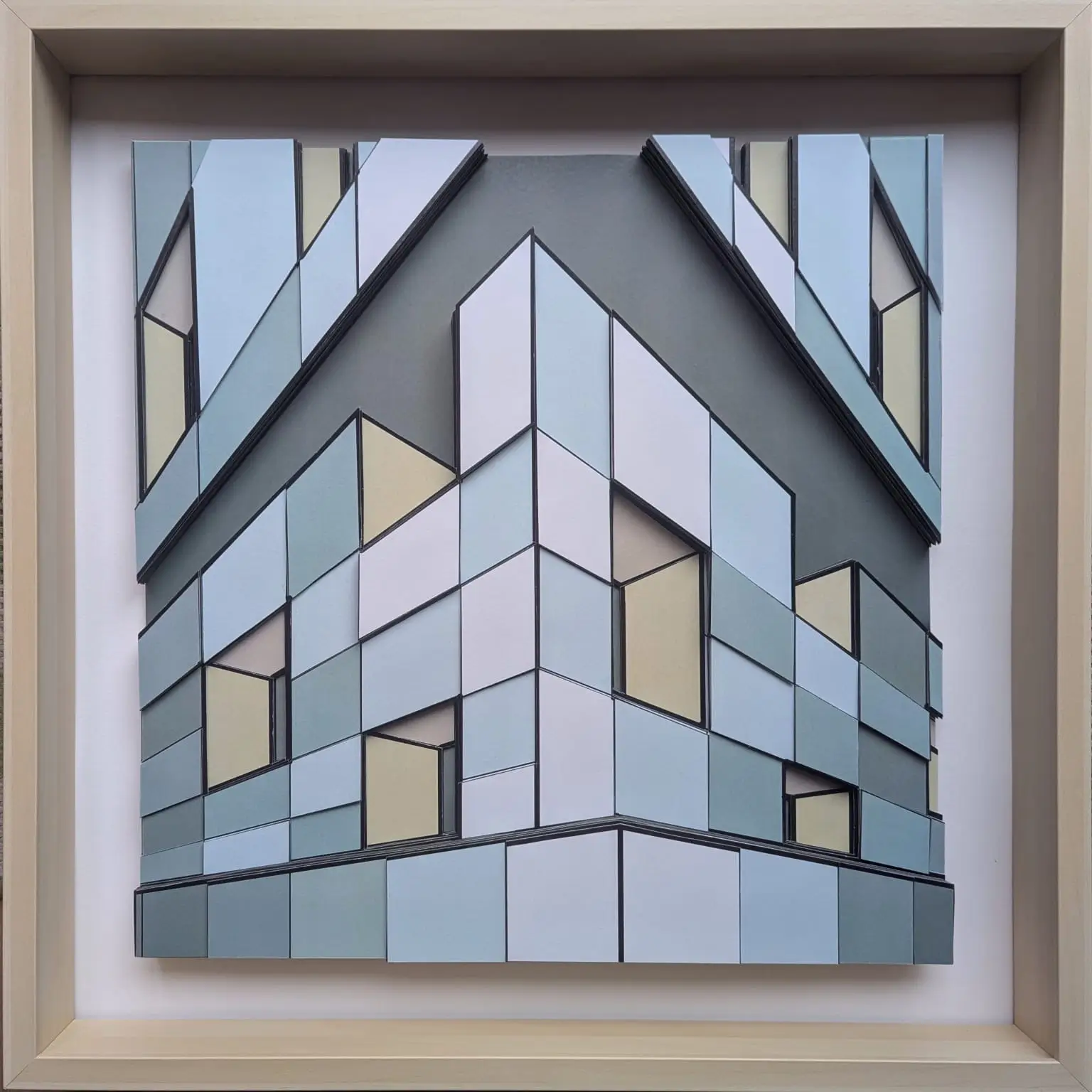 Collage aux tons bleus pastel et beiges, lignes noires structurant une composition architecturale en relief verticale.