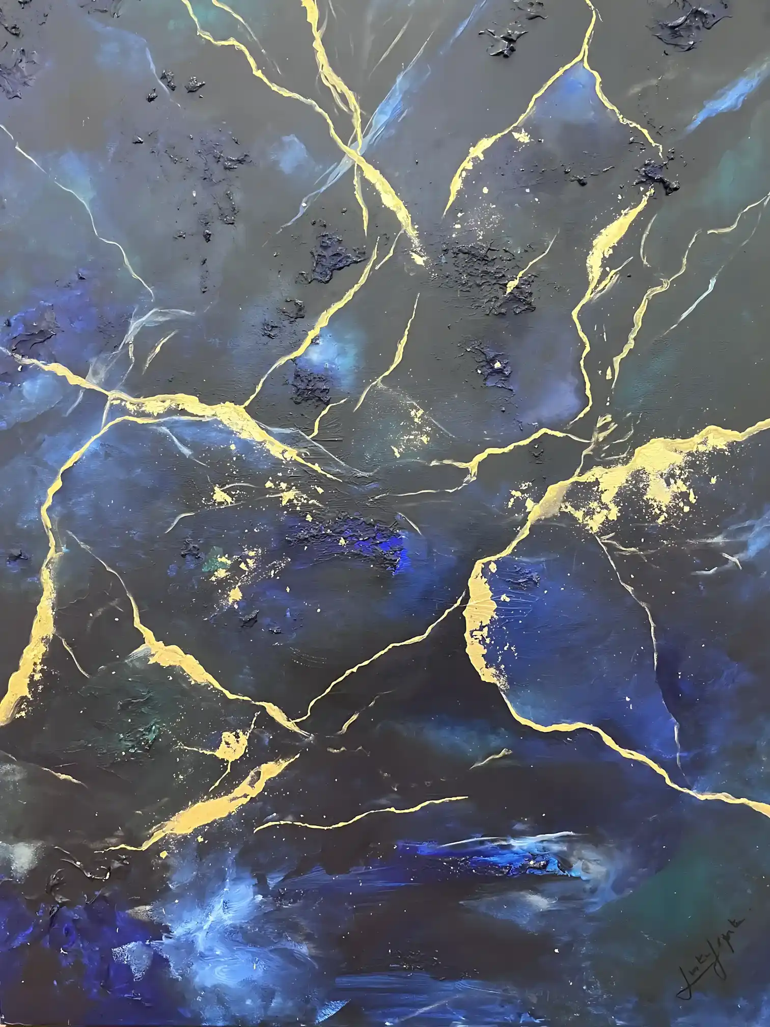 Composition abstraite aux éclairs dorés sur fond sombre avec touches de bleu, texture dynamique et énergétique