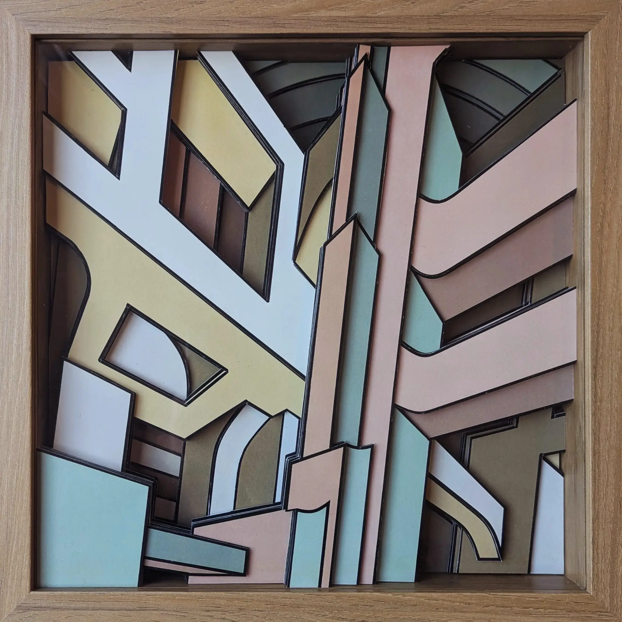 Relief géométrique vertical aux formes angulaires blanc, pêche, vert menthe et gris, composition urbaine abstraite