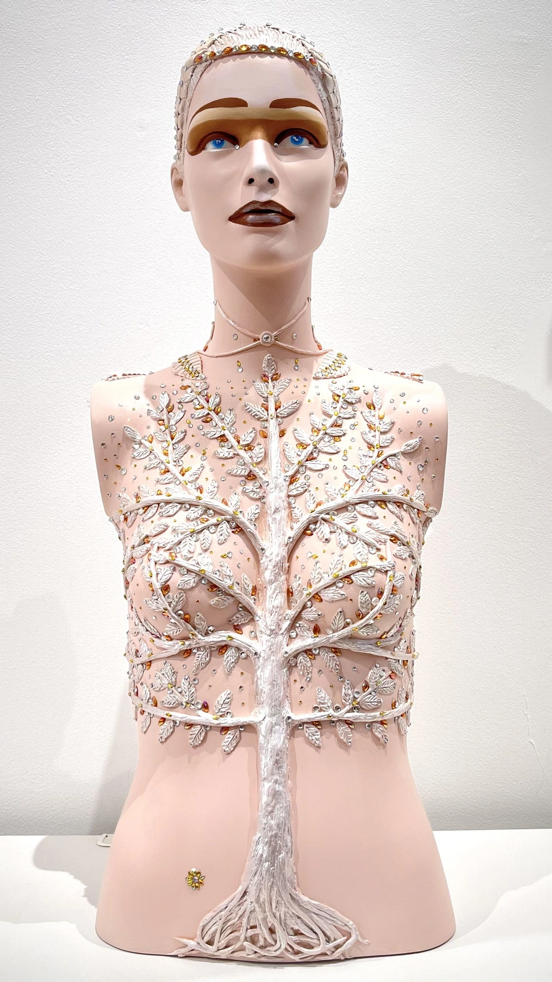 Buste orné d'un arbre en relief blanc aux cristaux ambres et argentés, style onirique et raffiné.