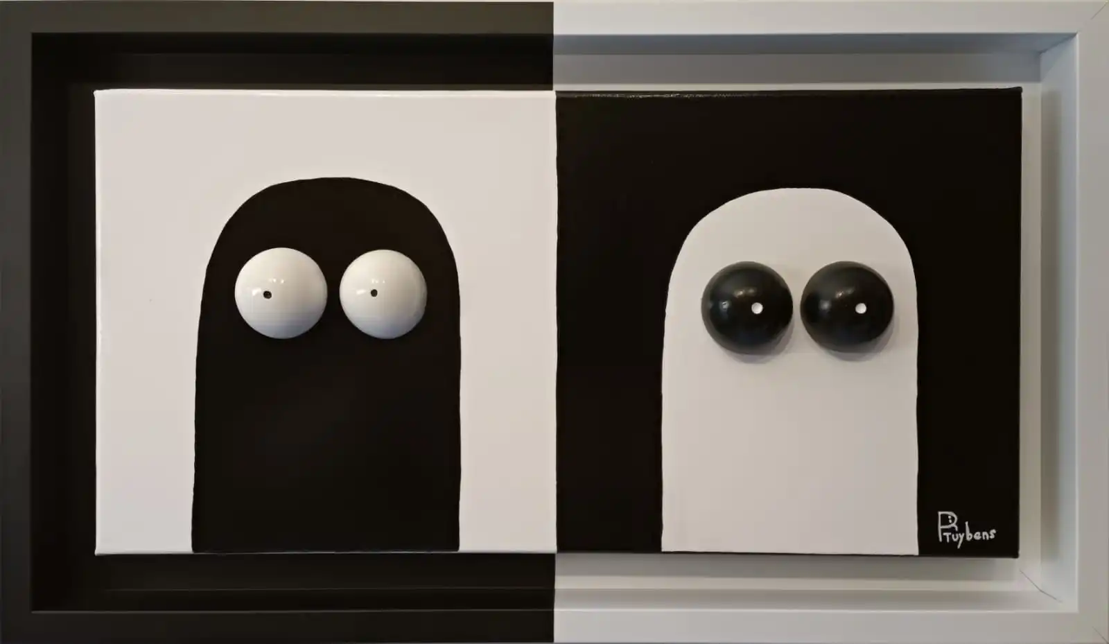 Diptyque minimaliste avec personnage noir sur fond blanc et personnage blanc sur fond noir, yeux ronds en relief.
