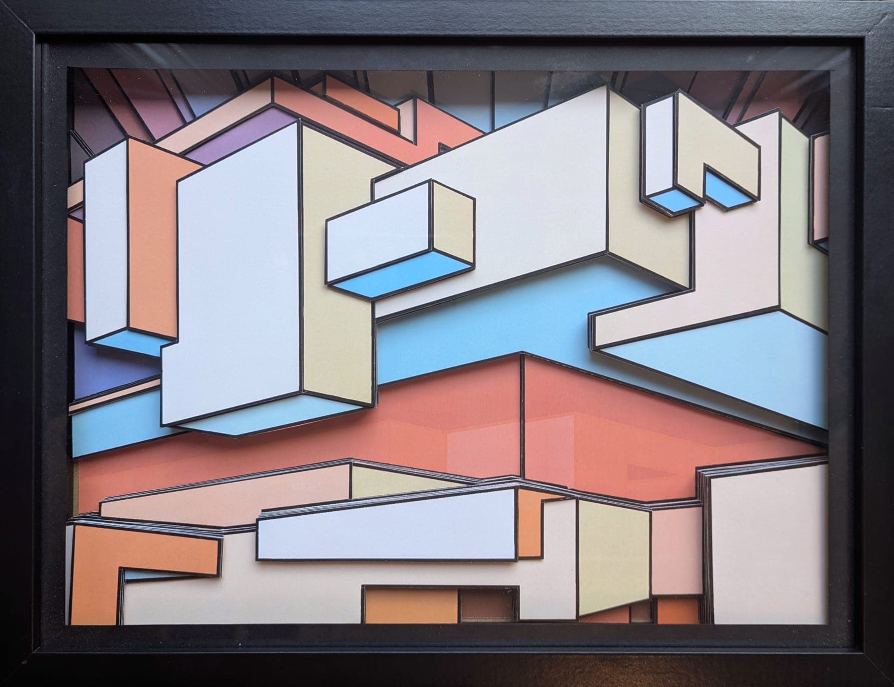 Collage architectural pastel bleu, saumon et beige, volumes imbriqués en relief formant une composition géométrique dynamique.