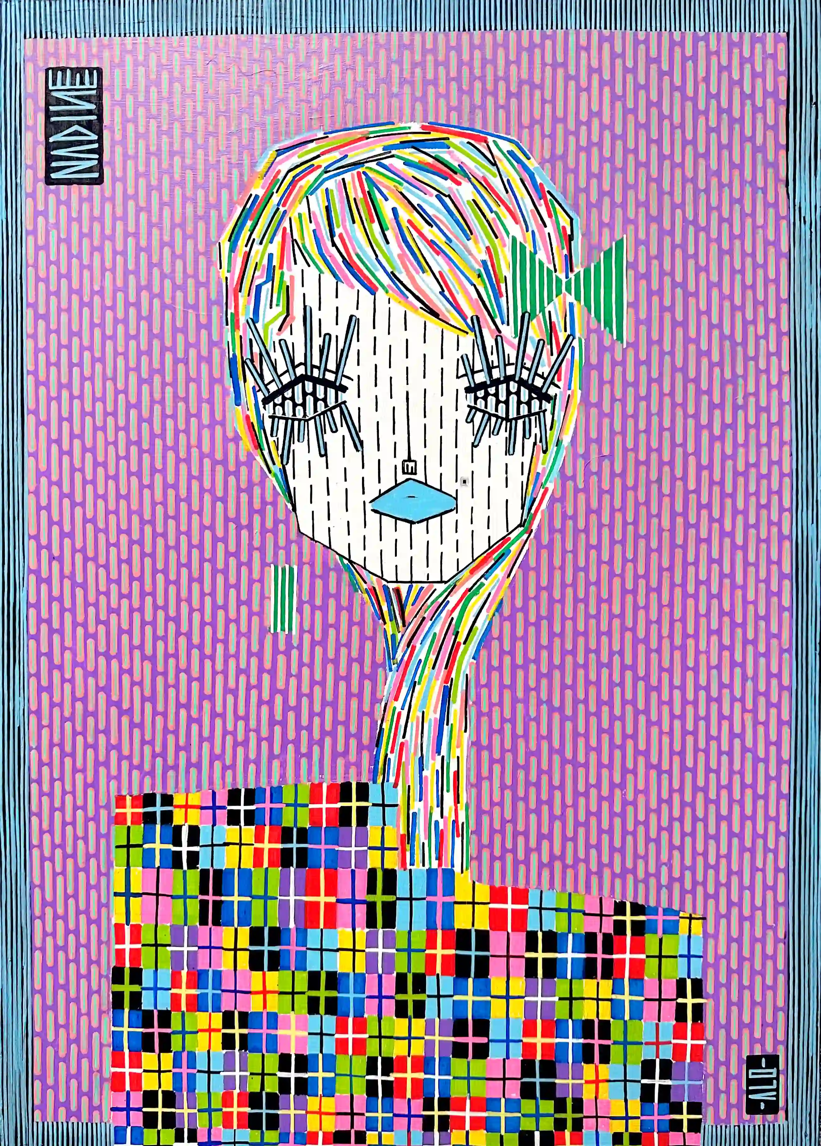 Portrait féminin, fond mauve à motifs, cheveux multicolores, lèvres bleues, robe mosaïque de carrés vifs. 