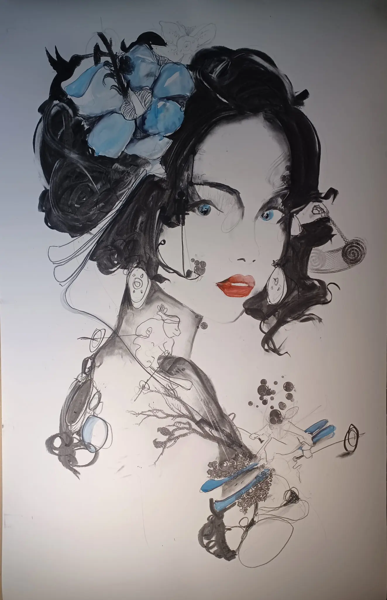 Portrait féminin de profil aux encres noire et bleue, ornements floraux et graphismes japonisants délicats