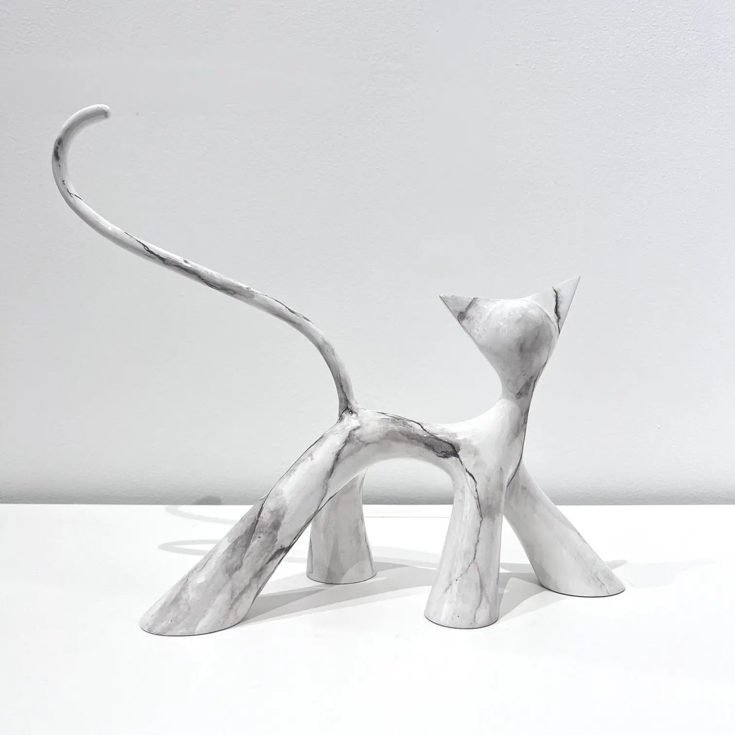 Sculpture marbre blanc, lignes épurées, chat au port altier, volumes polis et surface lisse.