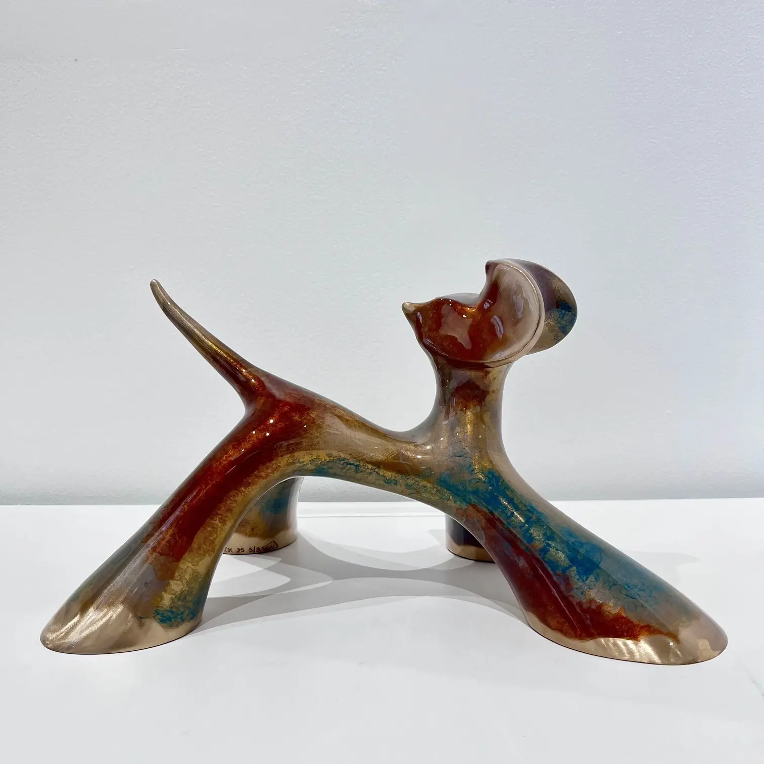 Chat marron gris cobalt meulé, queue élancée, reflets chauds et froids, finition lisse et lumineuse.