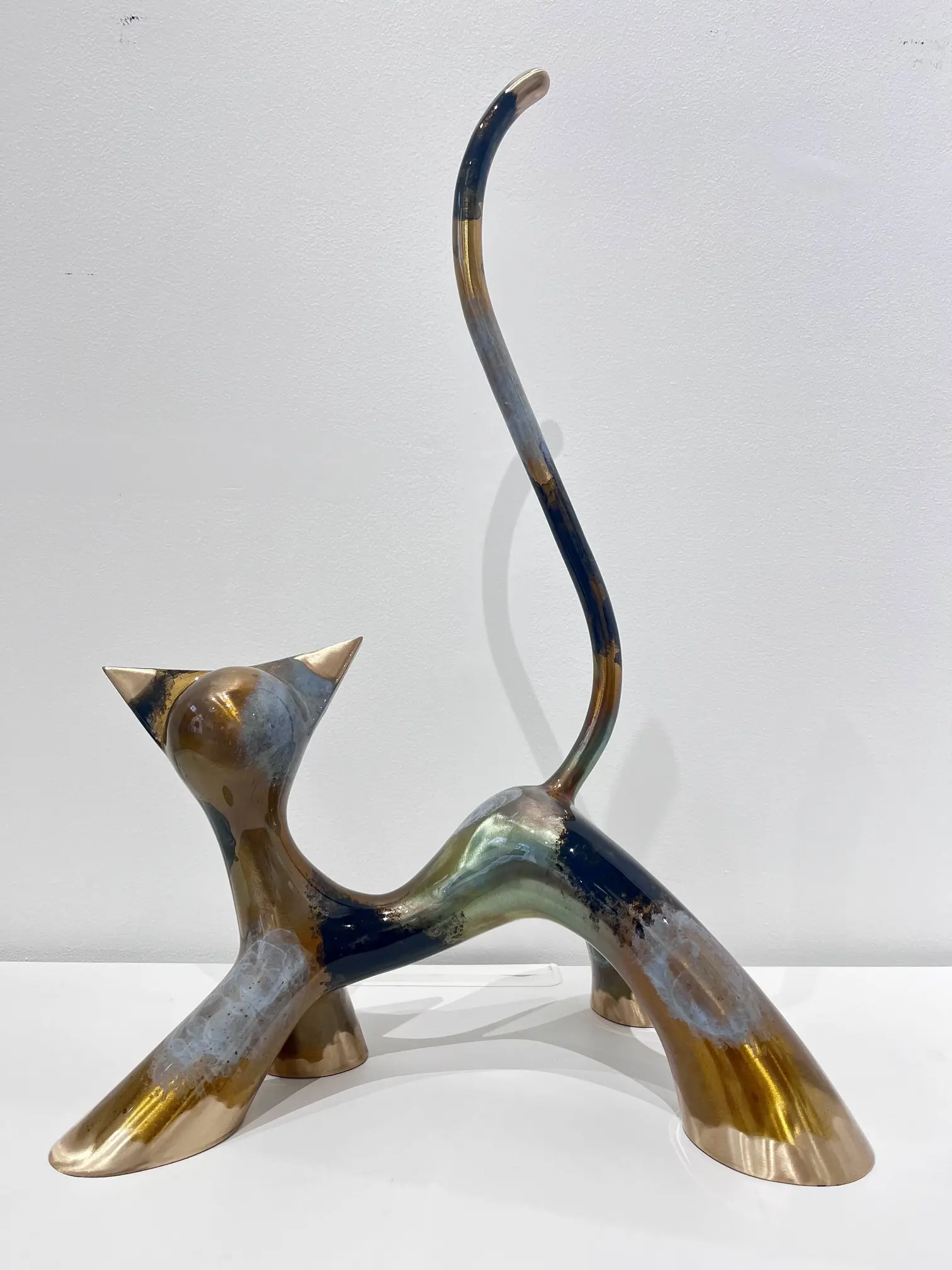 Sculpture noir blanc meulé, format imposant, contrastes nets, volumes tendus et queue arquée.