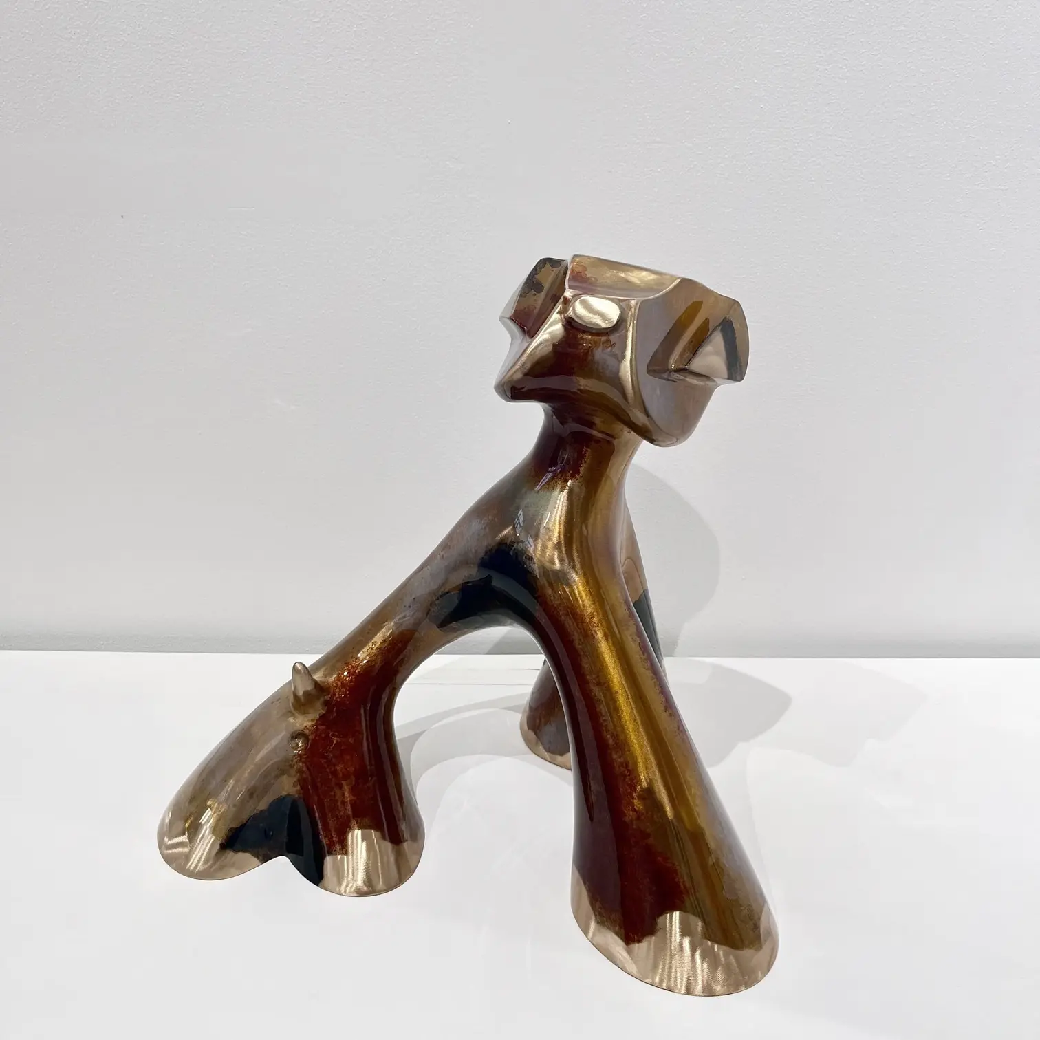 Sculpture noir marron gris meulé, volumes massifs, reflets profonds et finition lisse.