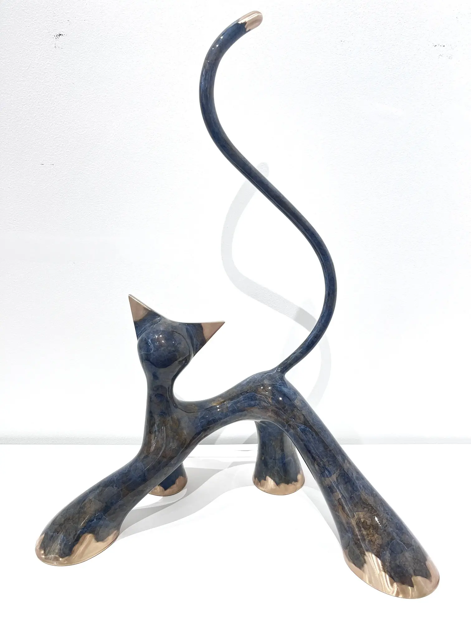 Sculpture marbré gris meulé, grand format, texture minérale, volumes verticaux et finition satinée.