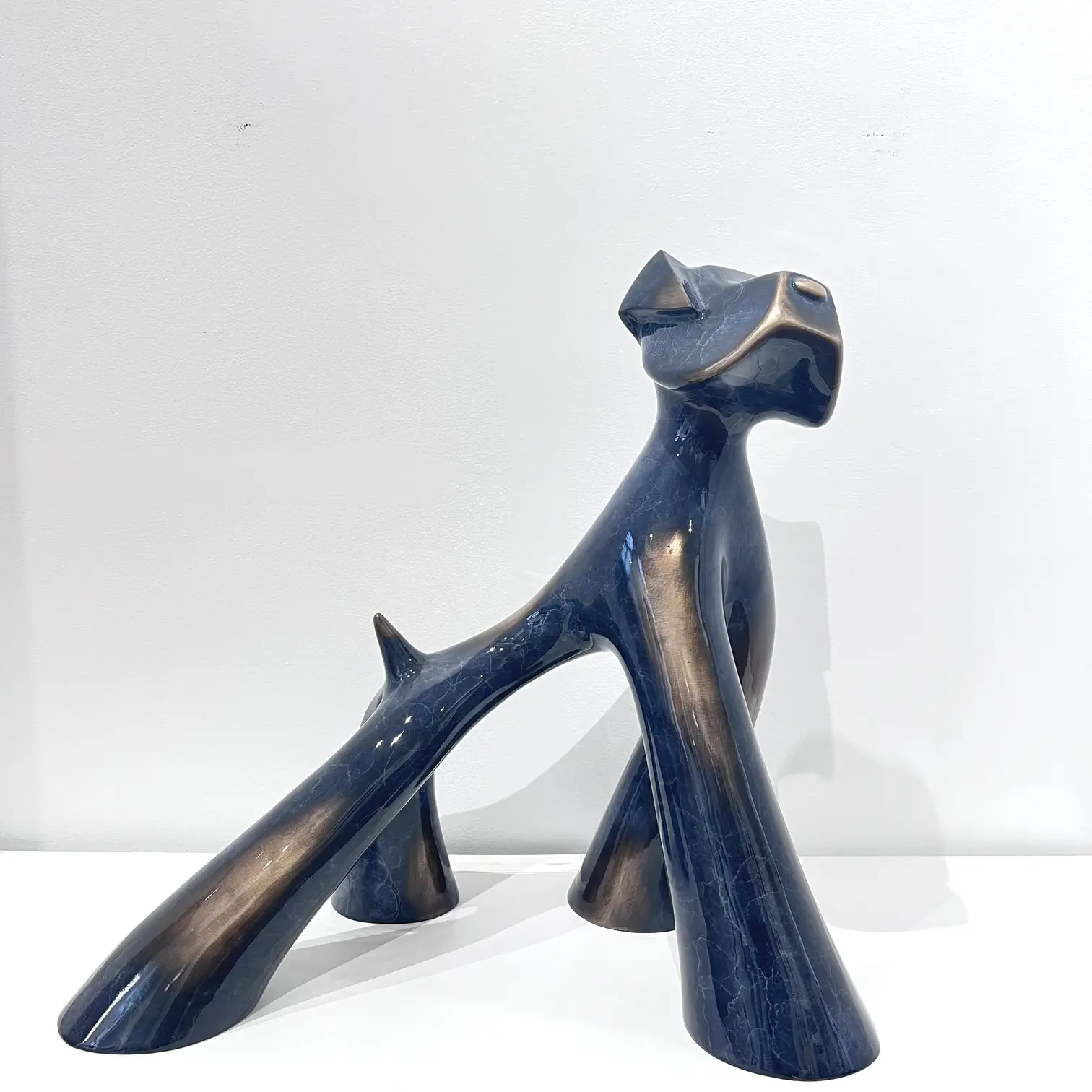 Sculpture monumentale marbré gris bleu brossé, reflets froids, volumes amples, queue haute et port majestueux.