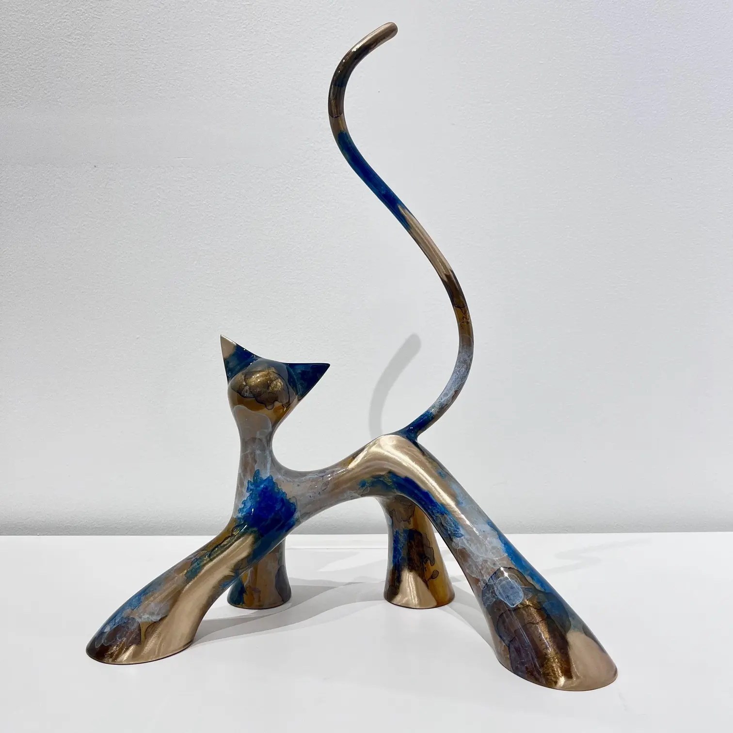 Sculpture Petit Caramel, bleu noir blanc meulé, contrastes marqués, volumes généreux et finition lisse